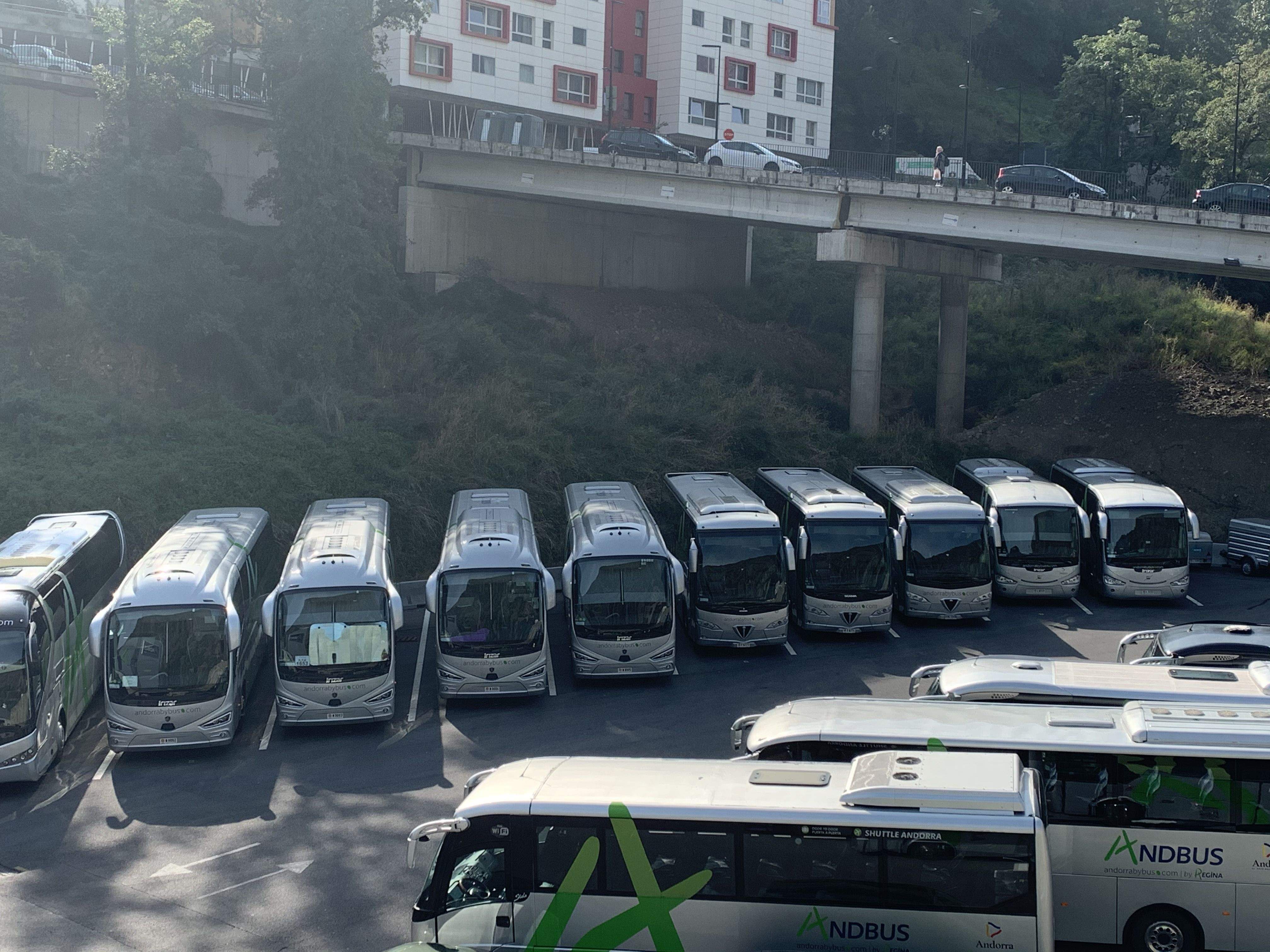 Diversos dels vehicles d'Andbus estacionats en la seu de la companyia, a la zona de la Borda Nova d'Andorra la Vella.