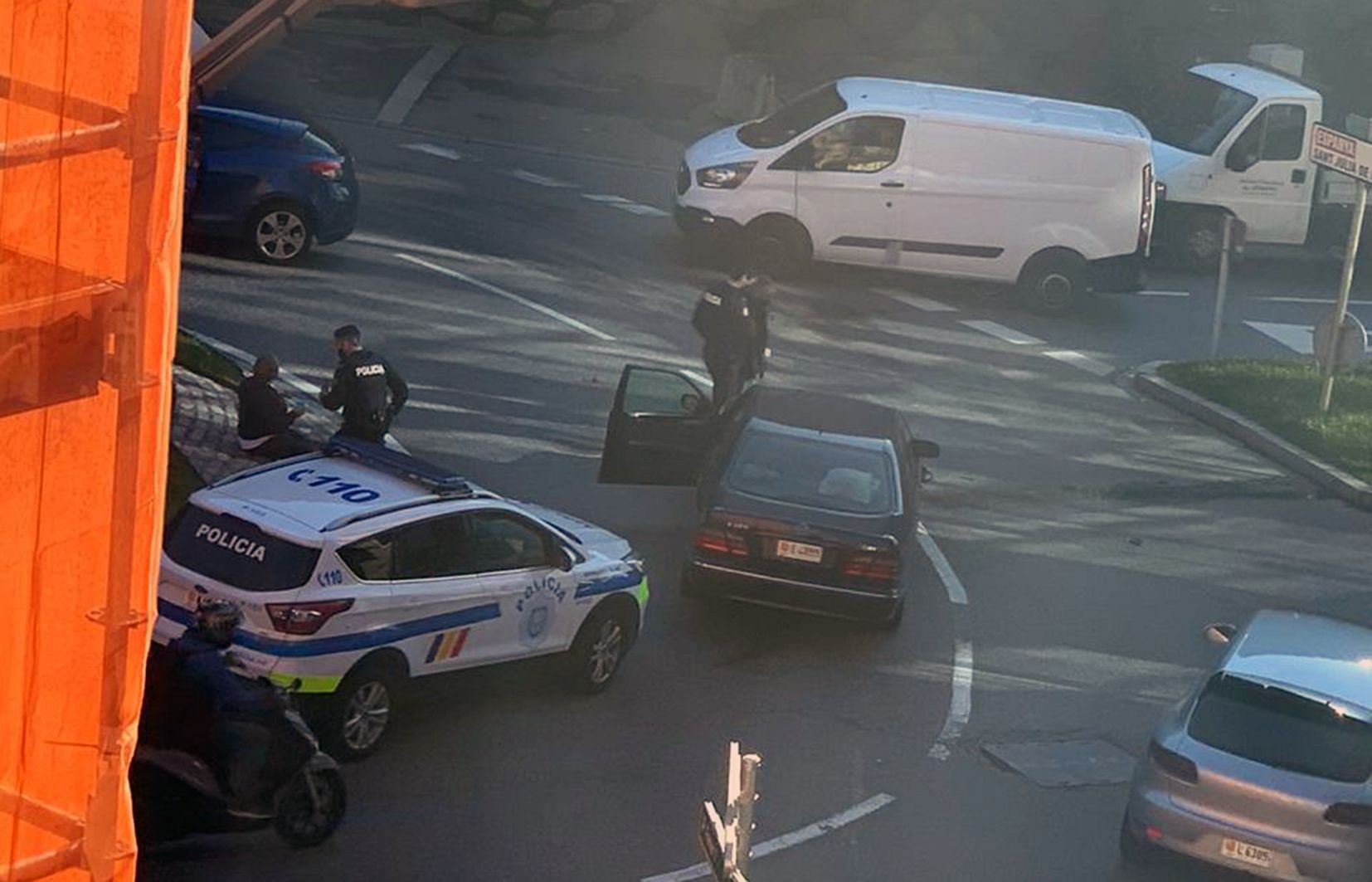 Agents de policia intervenint en l'accident.