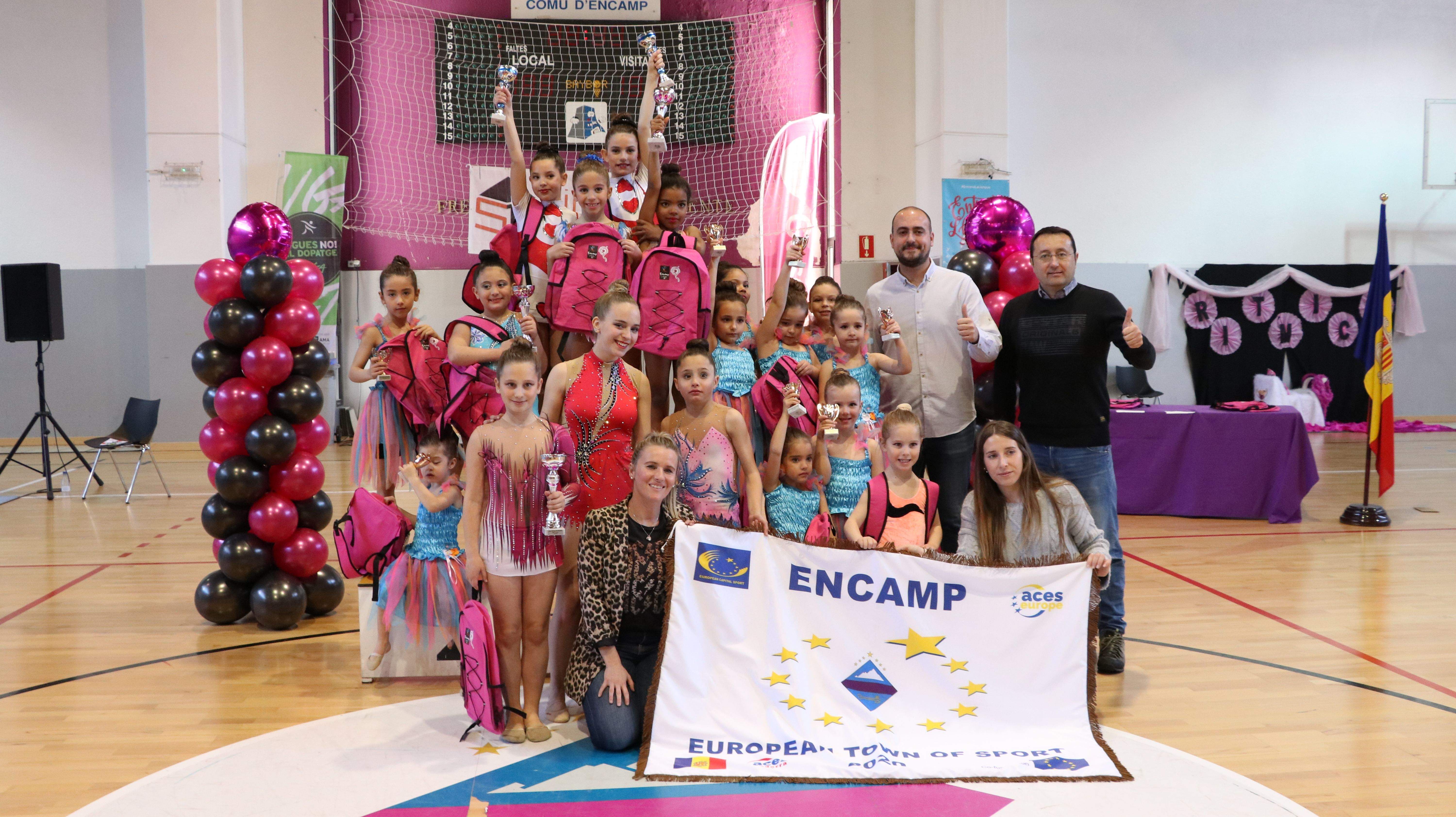 Gimnastes i tècnics amb la pancarta de Vila Europea 2020.