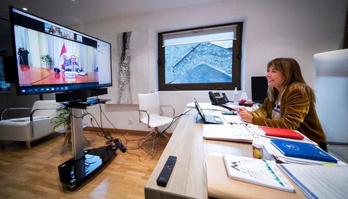 Conxita Marsol durant la reunió amb l'alcalde de Miraflores.