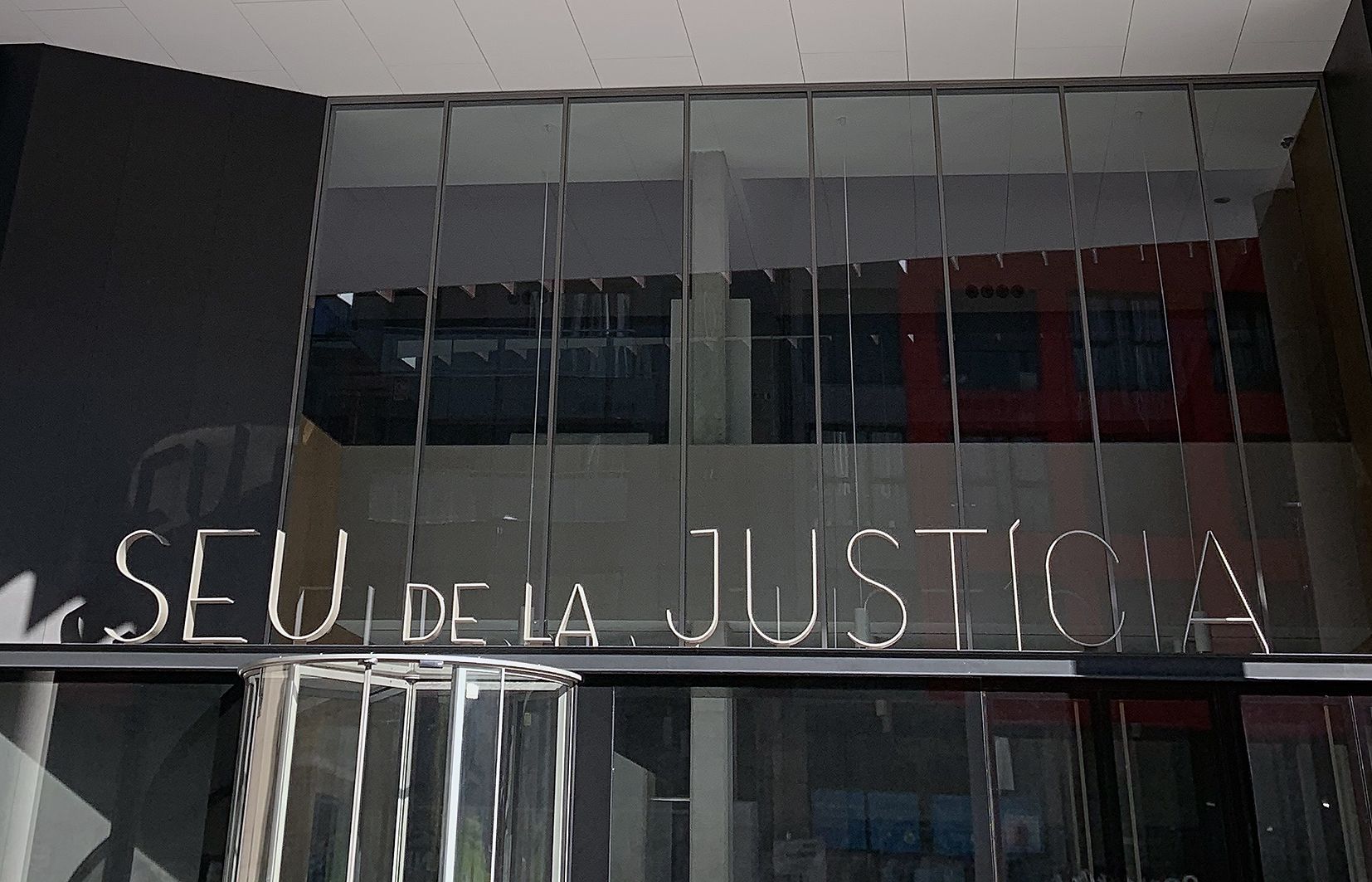 Accés principal a la Seu de la Justícia.