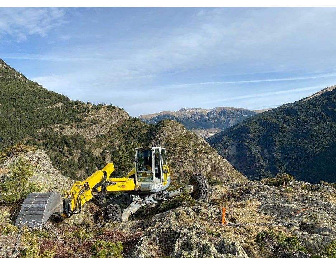 Una excavadora aranya que participarà en les obres al camí de la Vall del Riu.