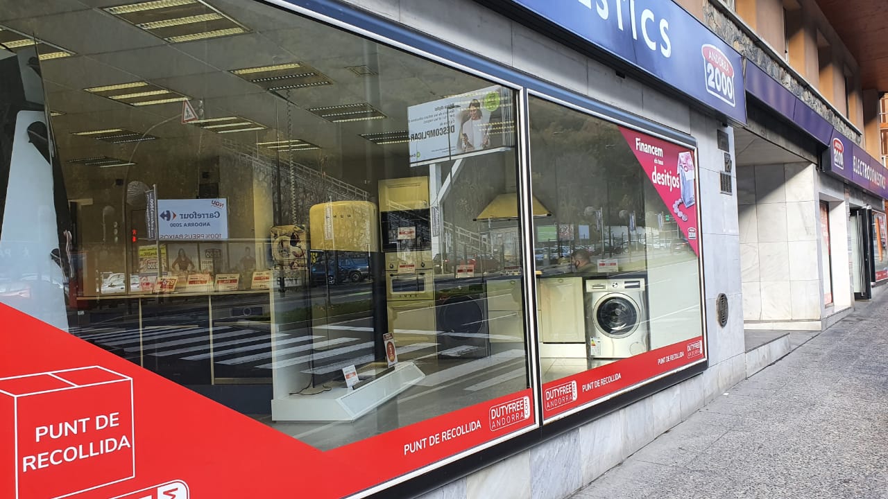 Aparador d'una botiga especialitzada en electrodomèstics.