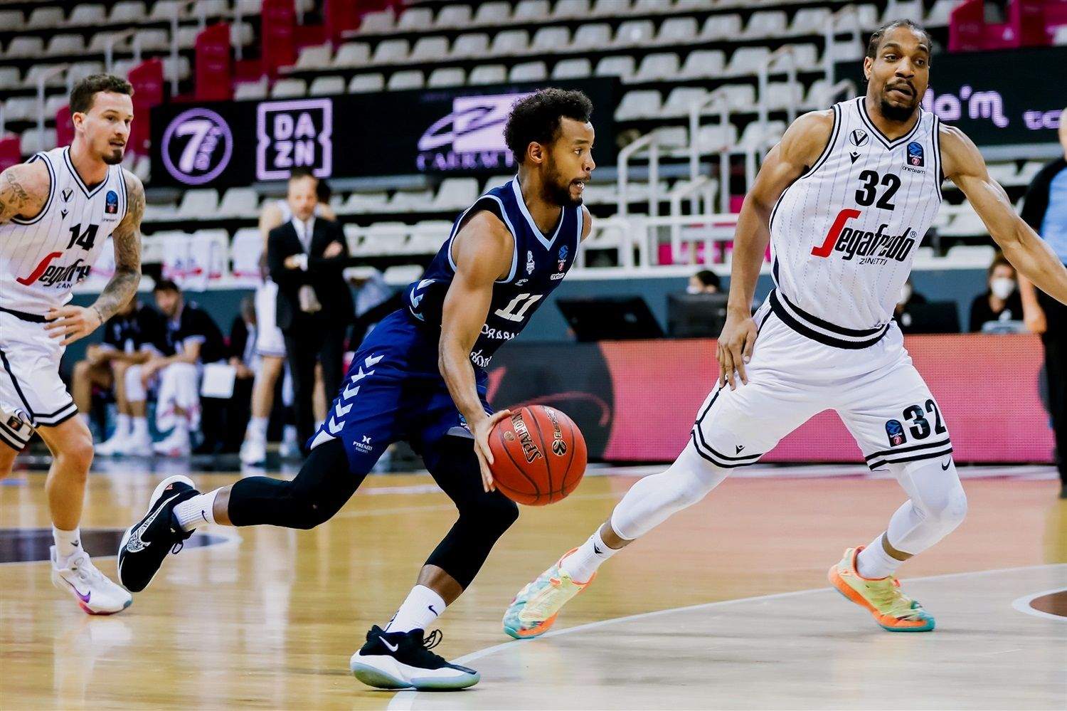 Un instant del duel entre MoraBanc i Virtus disputat ara fa unes setmanes a la Bombonera.