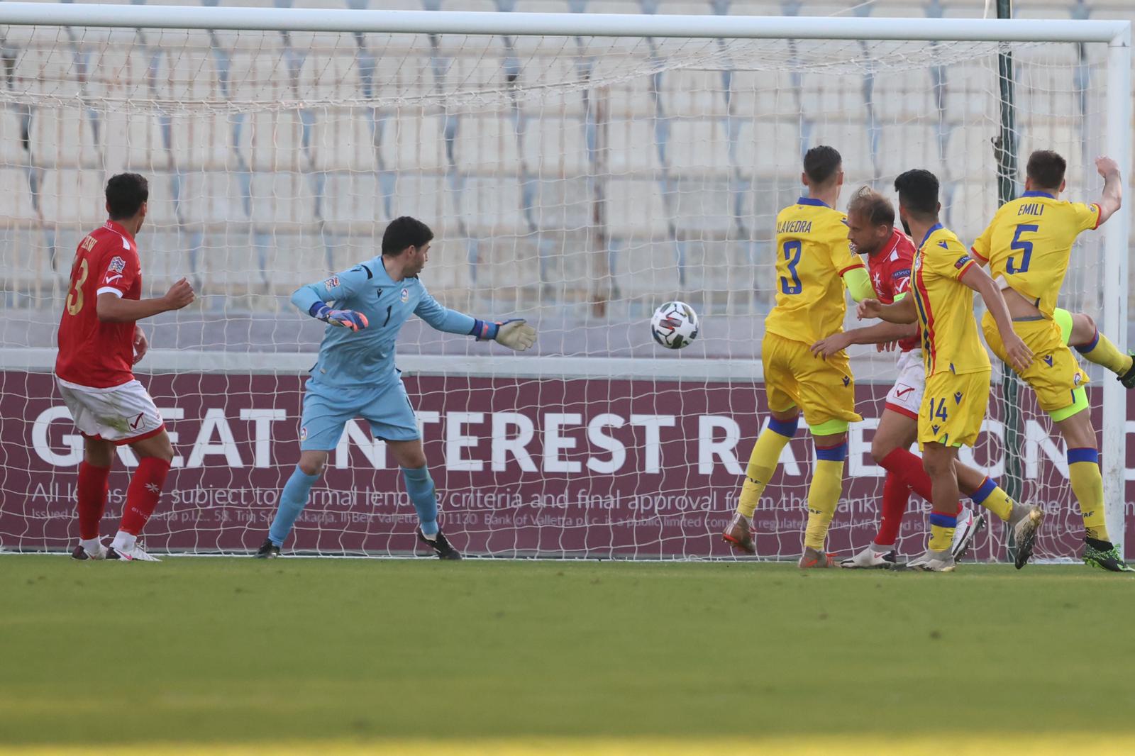 Emili refusa malament el córner i acaba fent-se l'autogol que suposava l'empat.