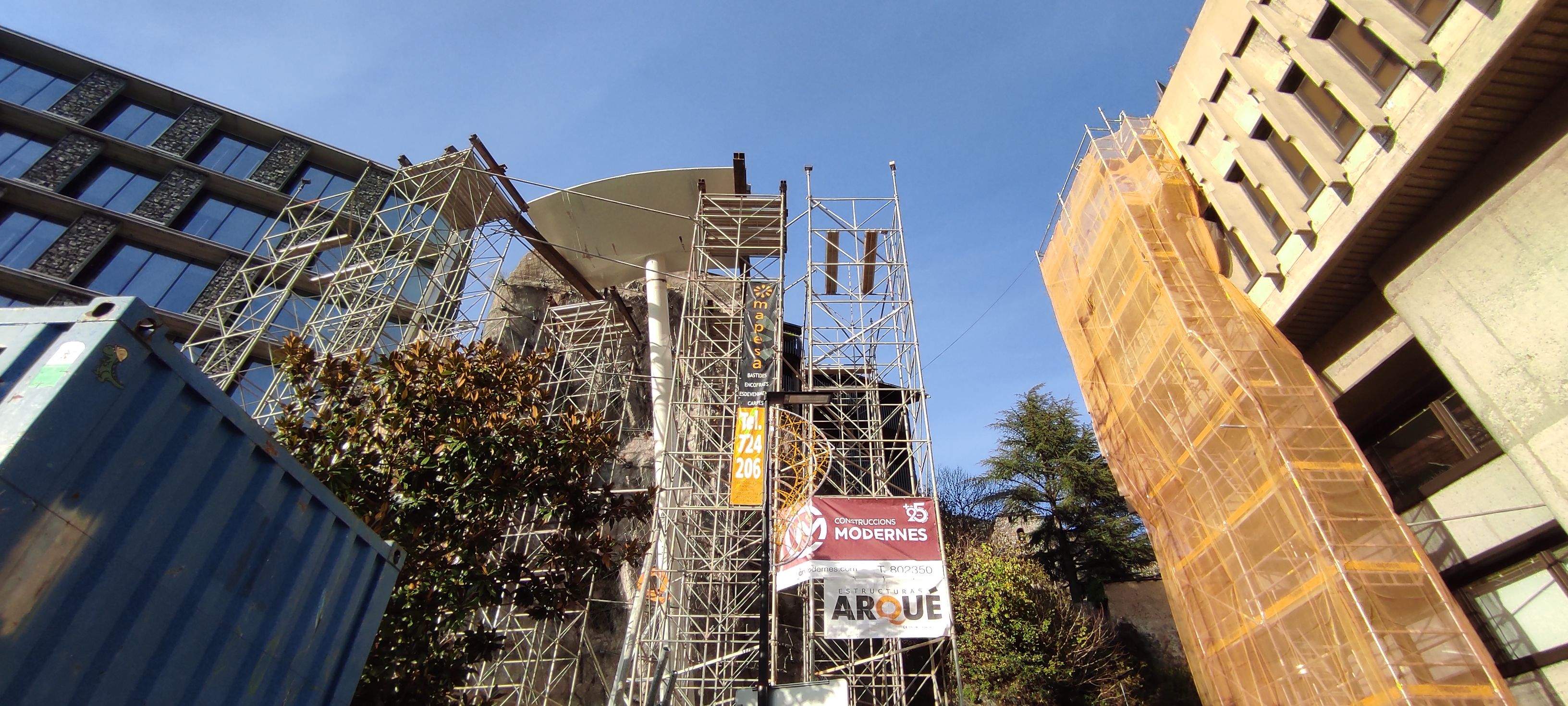 Vista de la bastida i el muntatge de la plataforma damunt la pilona que la sustentarà.