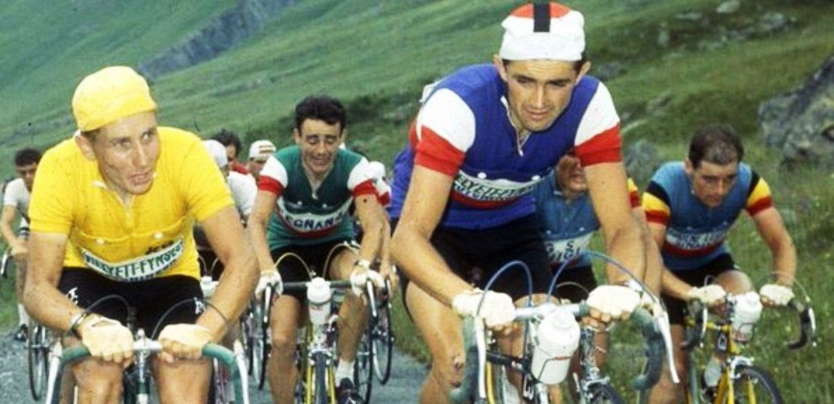 Rostollan ajudant el jersei groc de lider, Anquetil en l'ascens a Envalira el 1964.