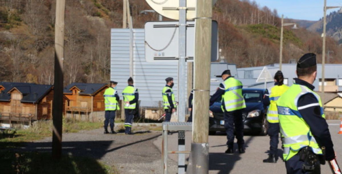 Agents de la gerndarmeria fent els controls.