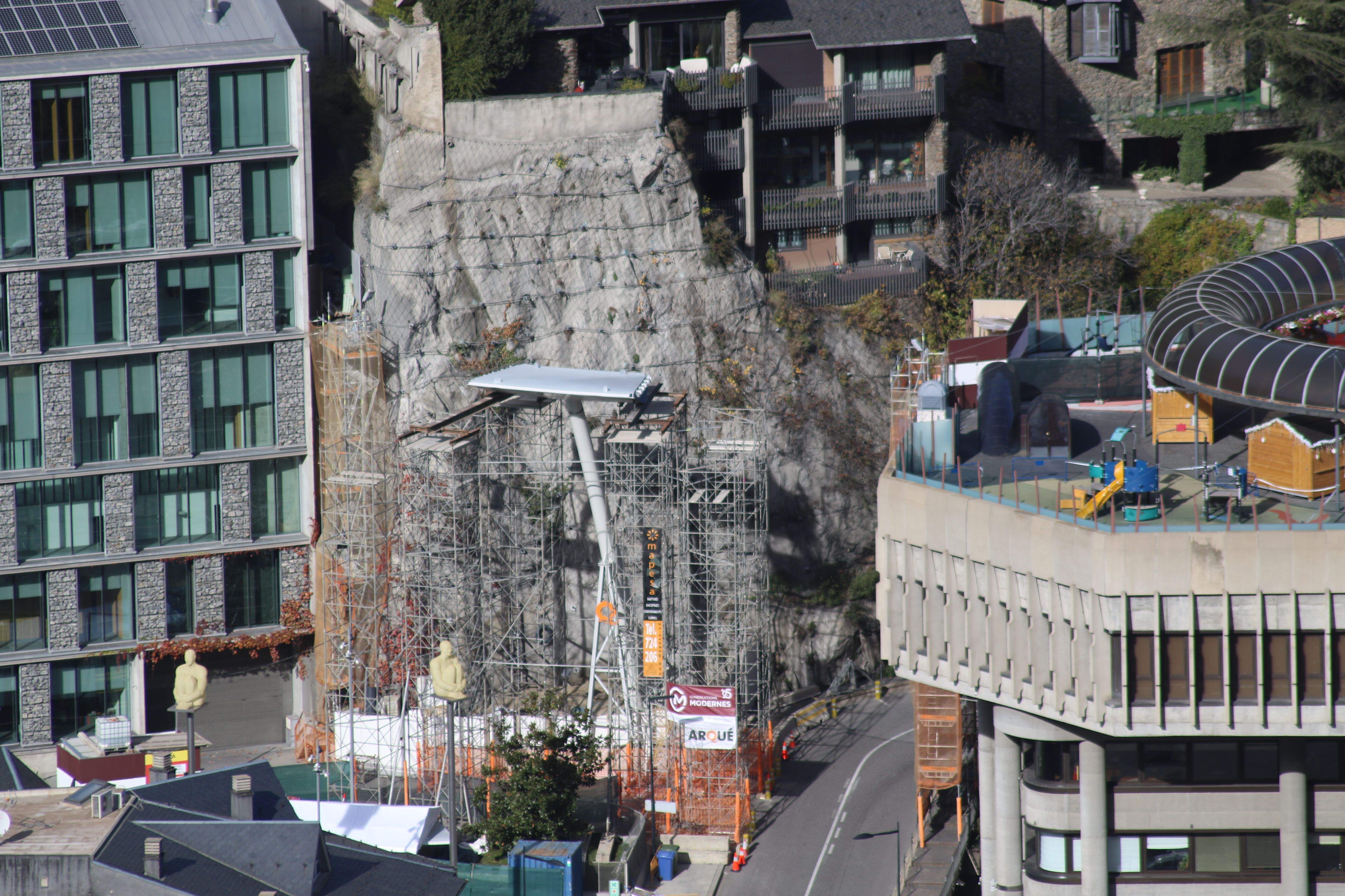 Vista de les obres de la passarel·la a tocar el carrer Doctor Vilanova.