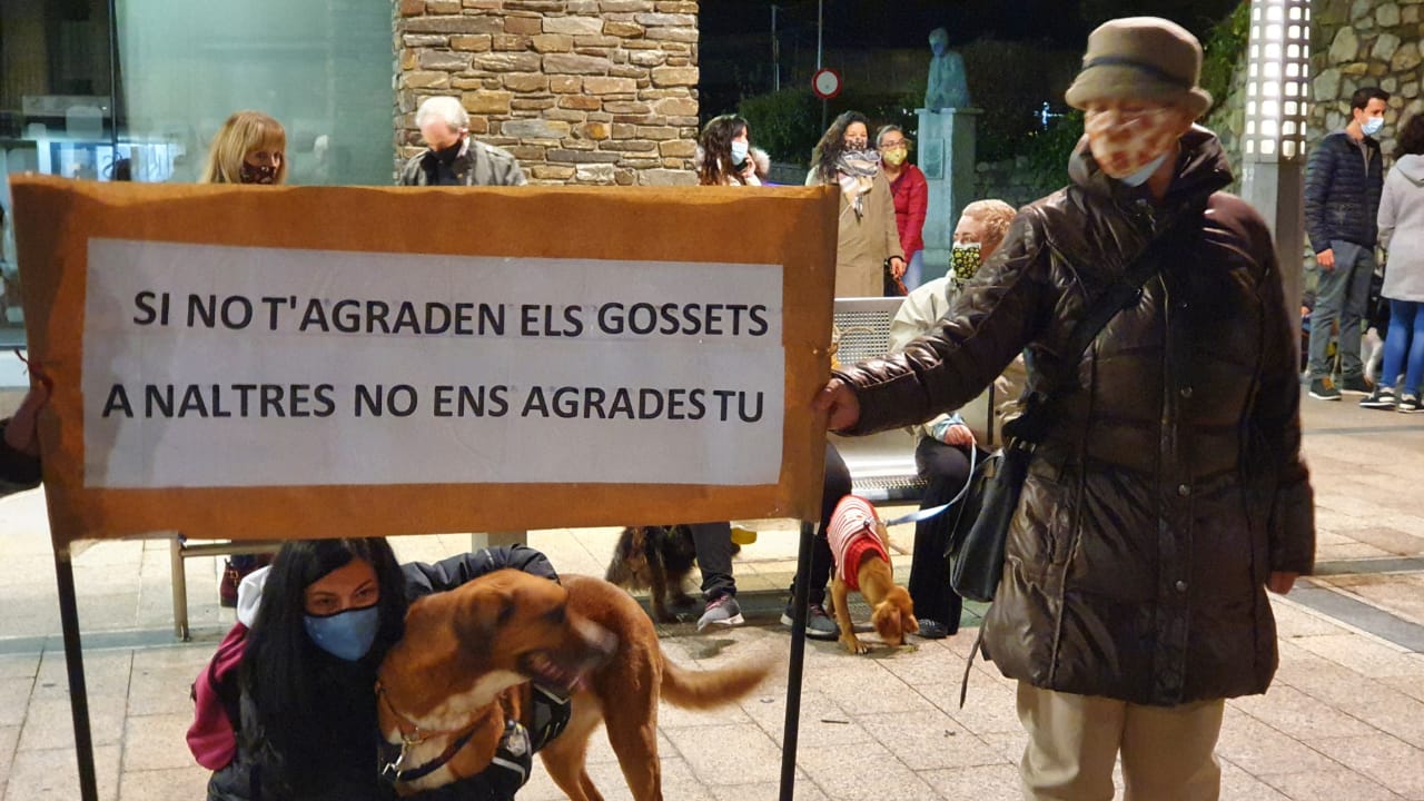 La trobada dels propietaris va reunir una cinquantena de ciutadans contraris a la taxa