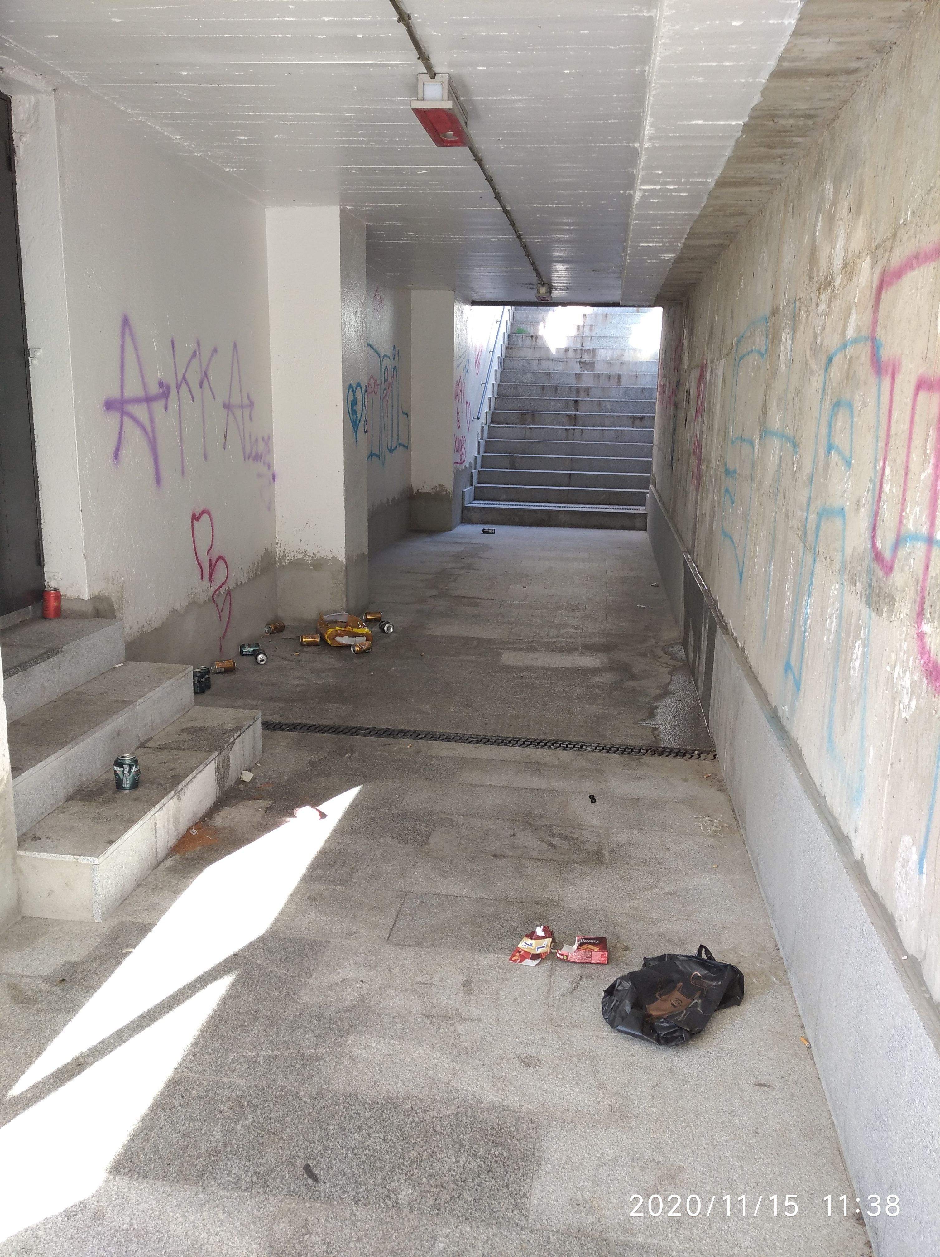 El passatge va aparèixer ple de llaunes i brutícia diumenge al matí.