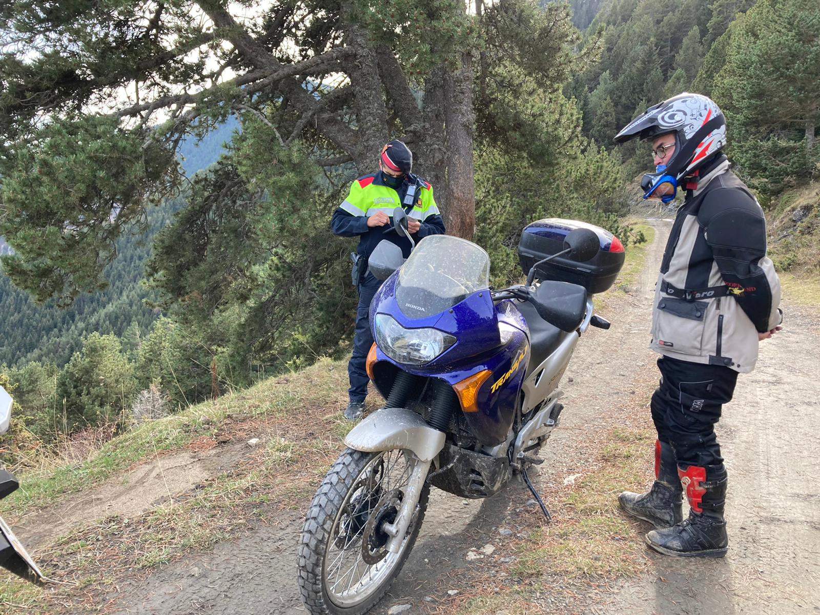 Un mosso d'esquadra controla un dels motoristes detectats al llarg del cap de setmana.