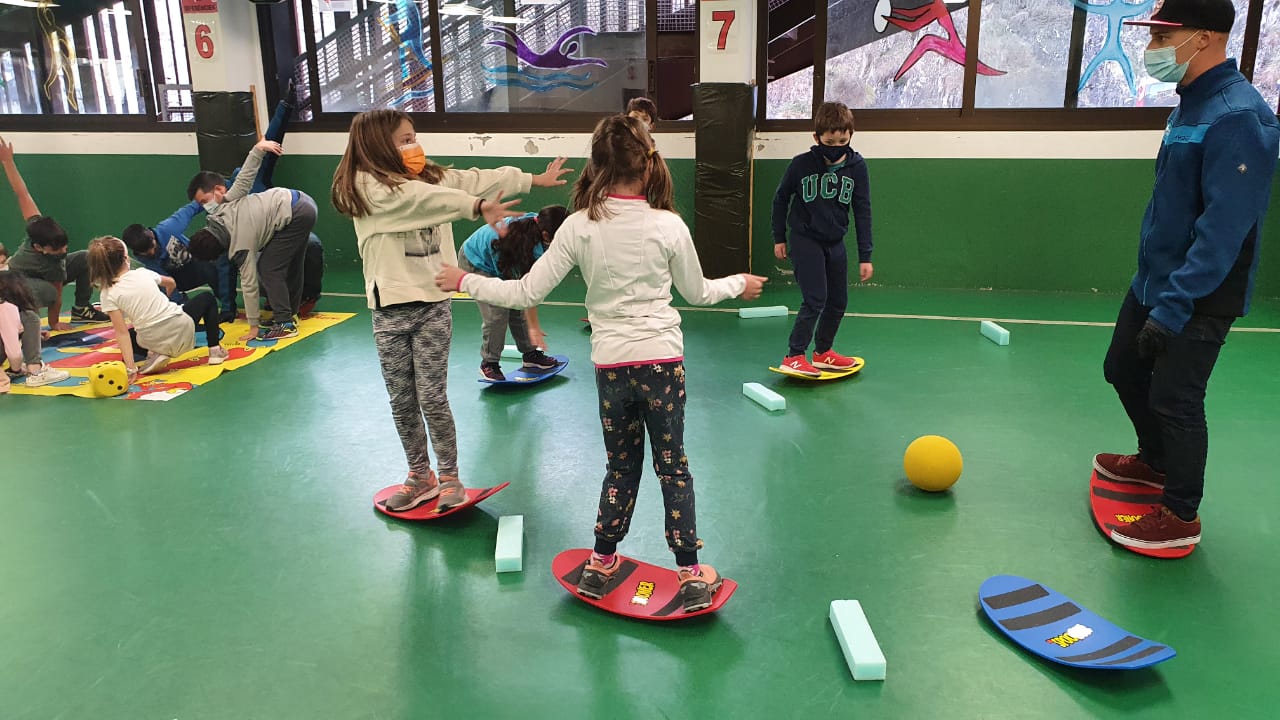 Una imatge de la classe d'iniciació al surf de neu