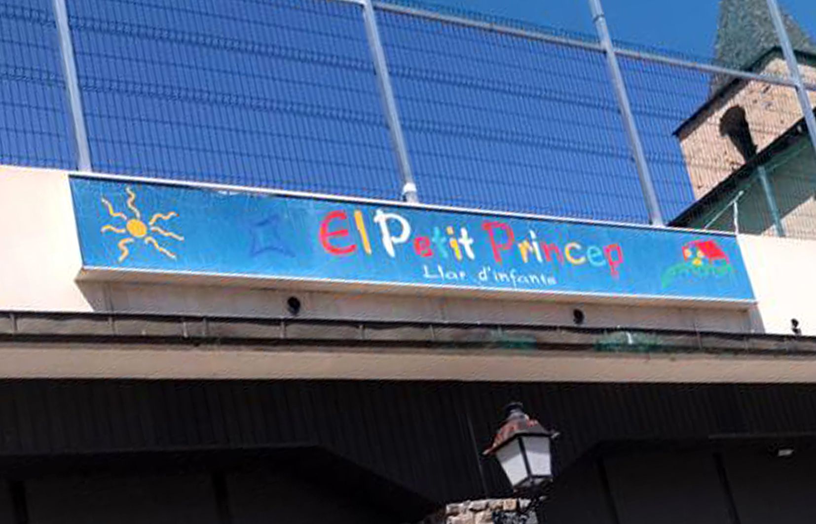 Una dotzena d'educadores treballen a llar d'infants.