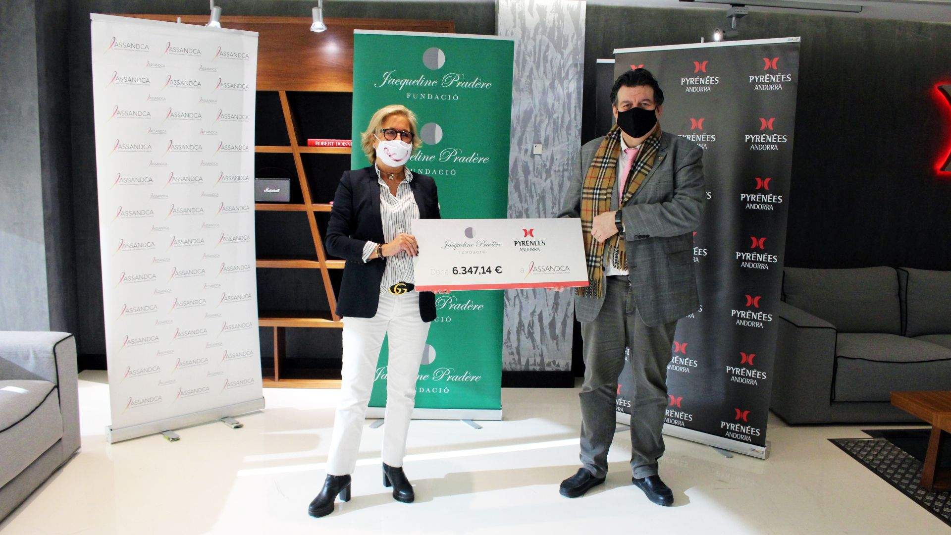 La vicepresidenta de la Fundació Jacqueline Pradère, Cristina Urbiola, lliura el xec al presidet d'Assandca, Josep Saravia.