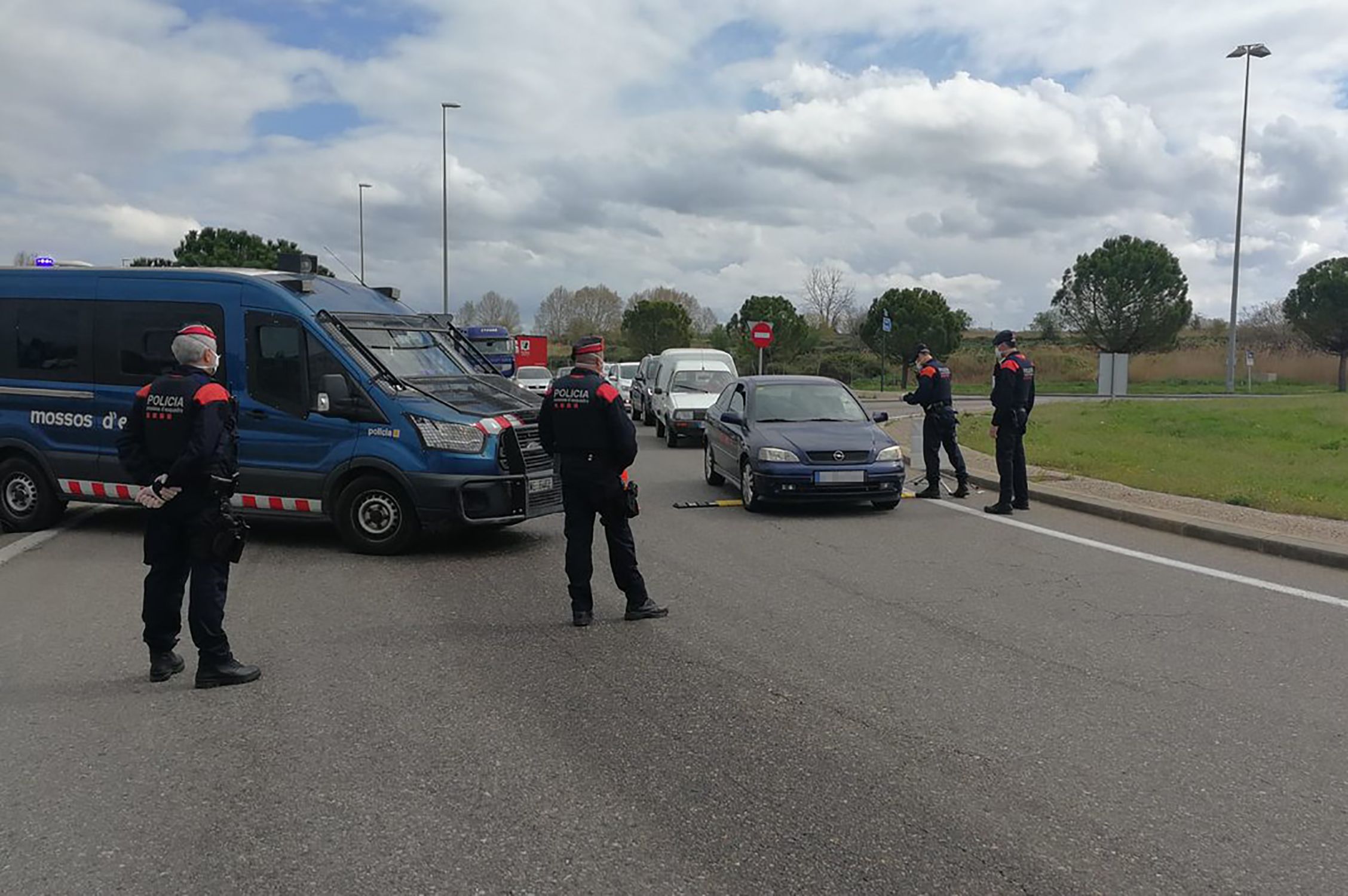 Els mossos són els encarregats de controlar el compliment del tancament perimetral. Els mossos són els encarregats de controlar el compliment del tancament perimetral.