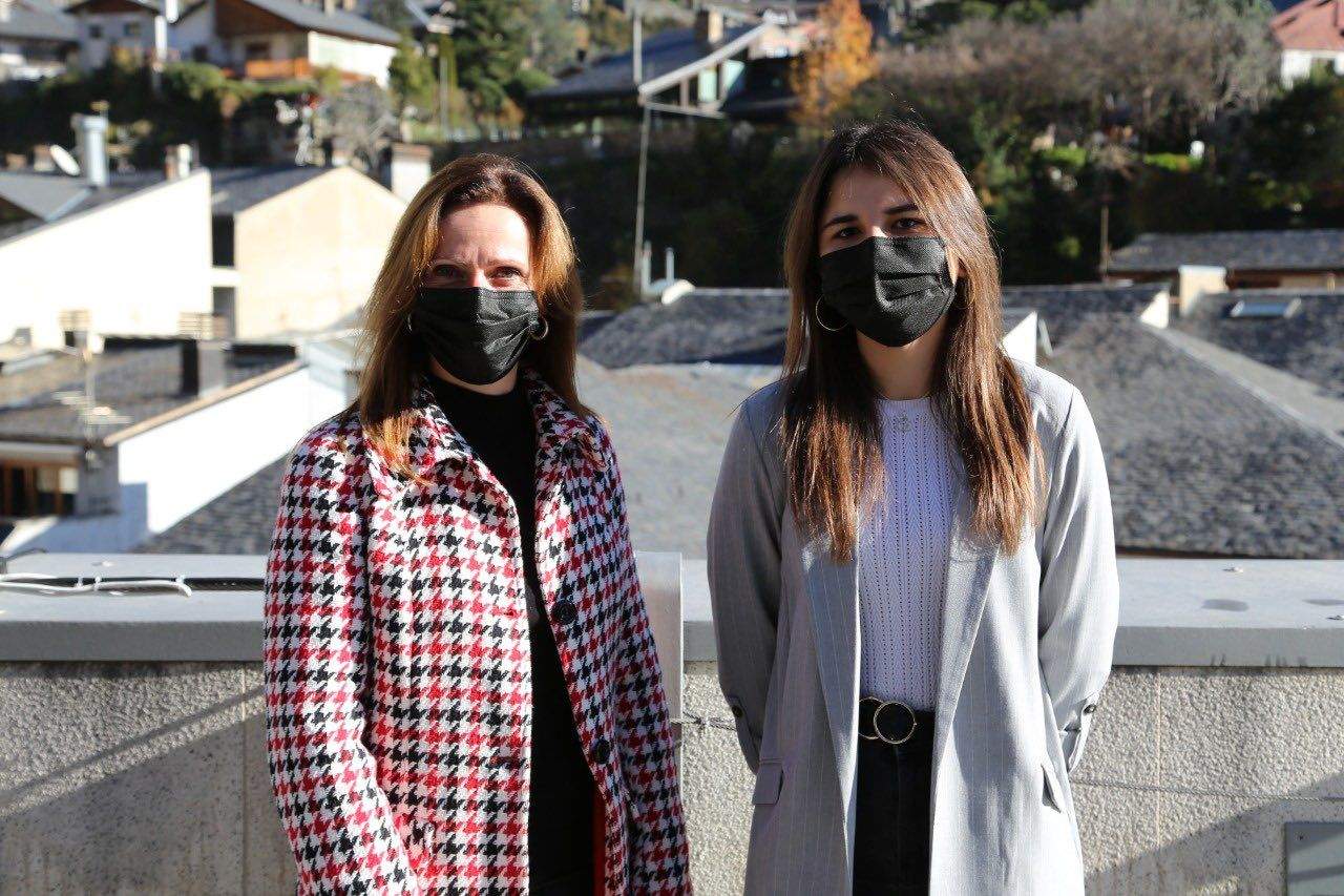 La cònsol menor de Sant Julià de Lòria, Mireia Codina amb una de les estudiants.