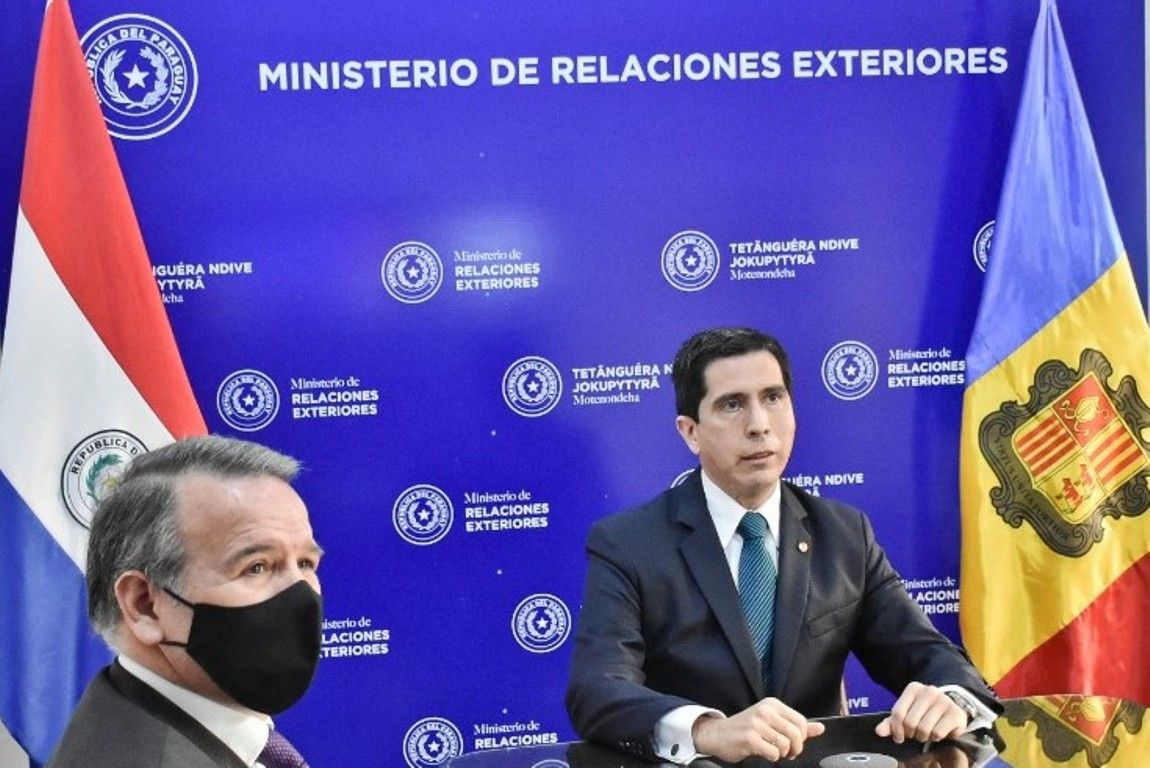 Els representants paraguaians durant la reunió amb la ministra Maria Ubach.