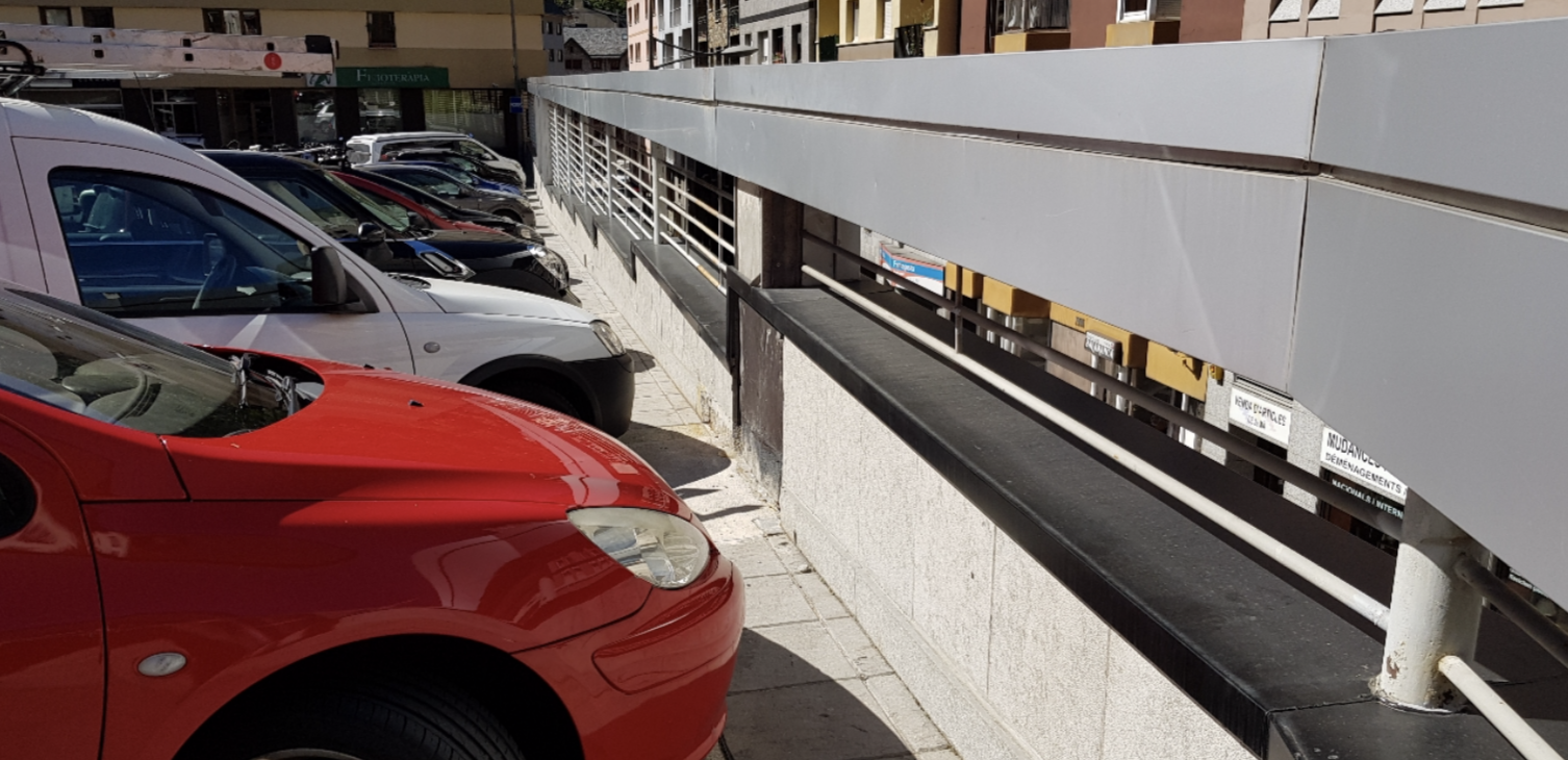 Un dels murs afectats per les filtracions d'aigua