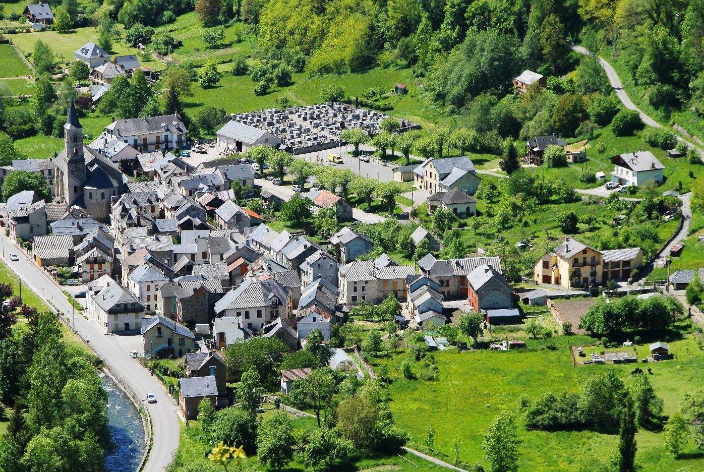 Vista aèria del poble de Massat.