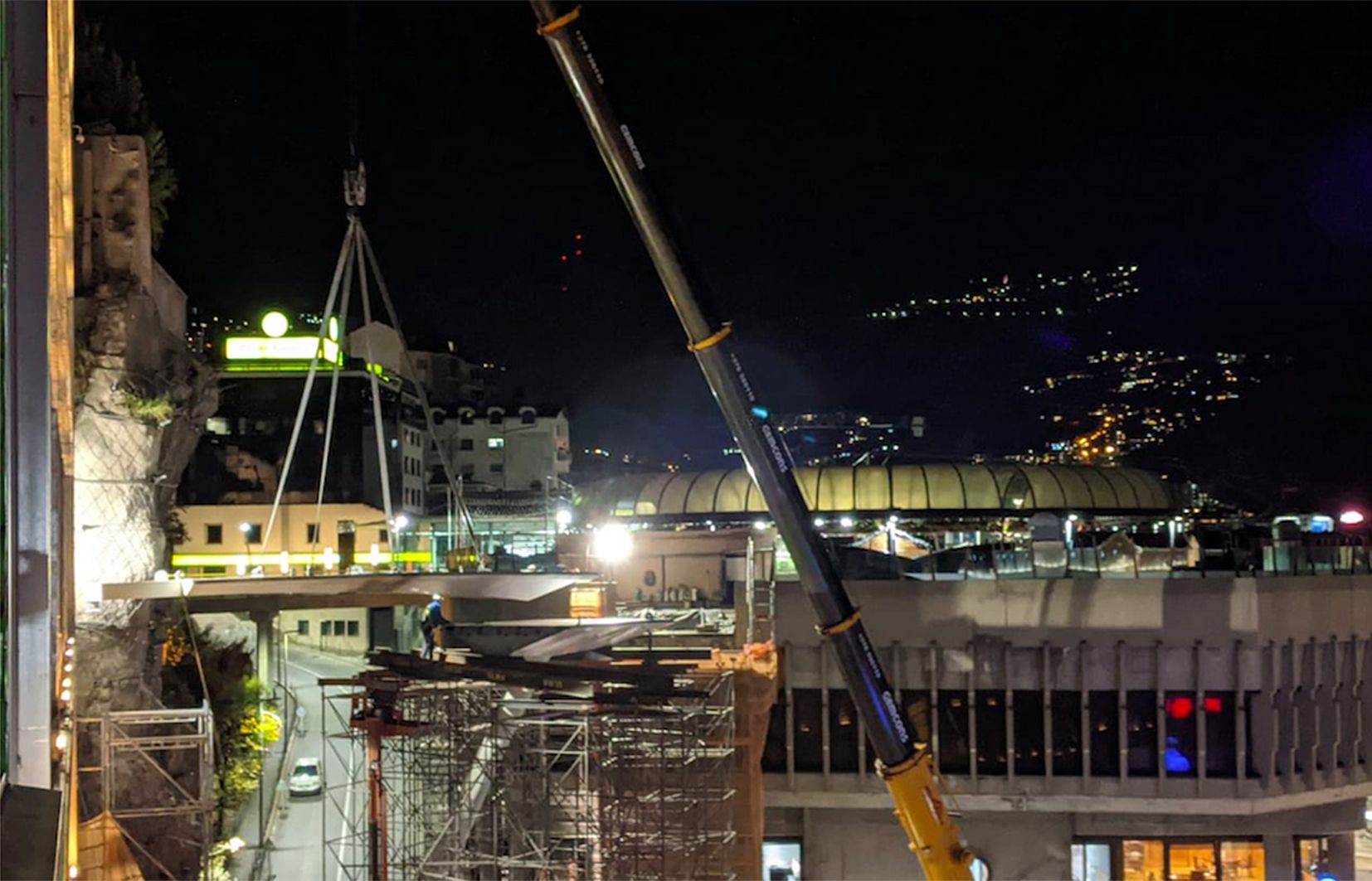 La grua subjectant el tram de plataforma fins a dur-la a lloc.