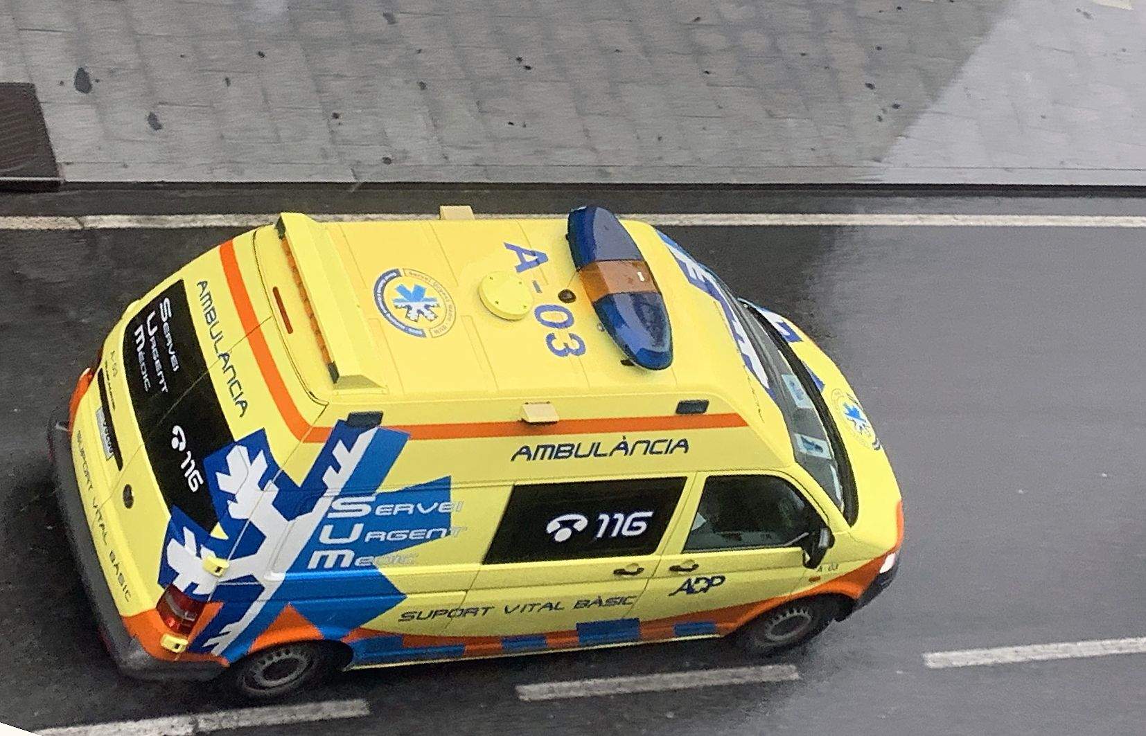 La menor ha estat traslladada cap a Barcelona en ambulància.