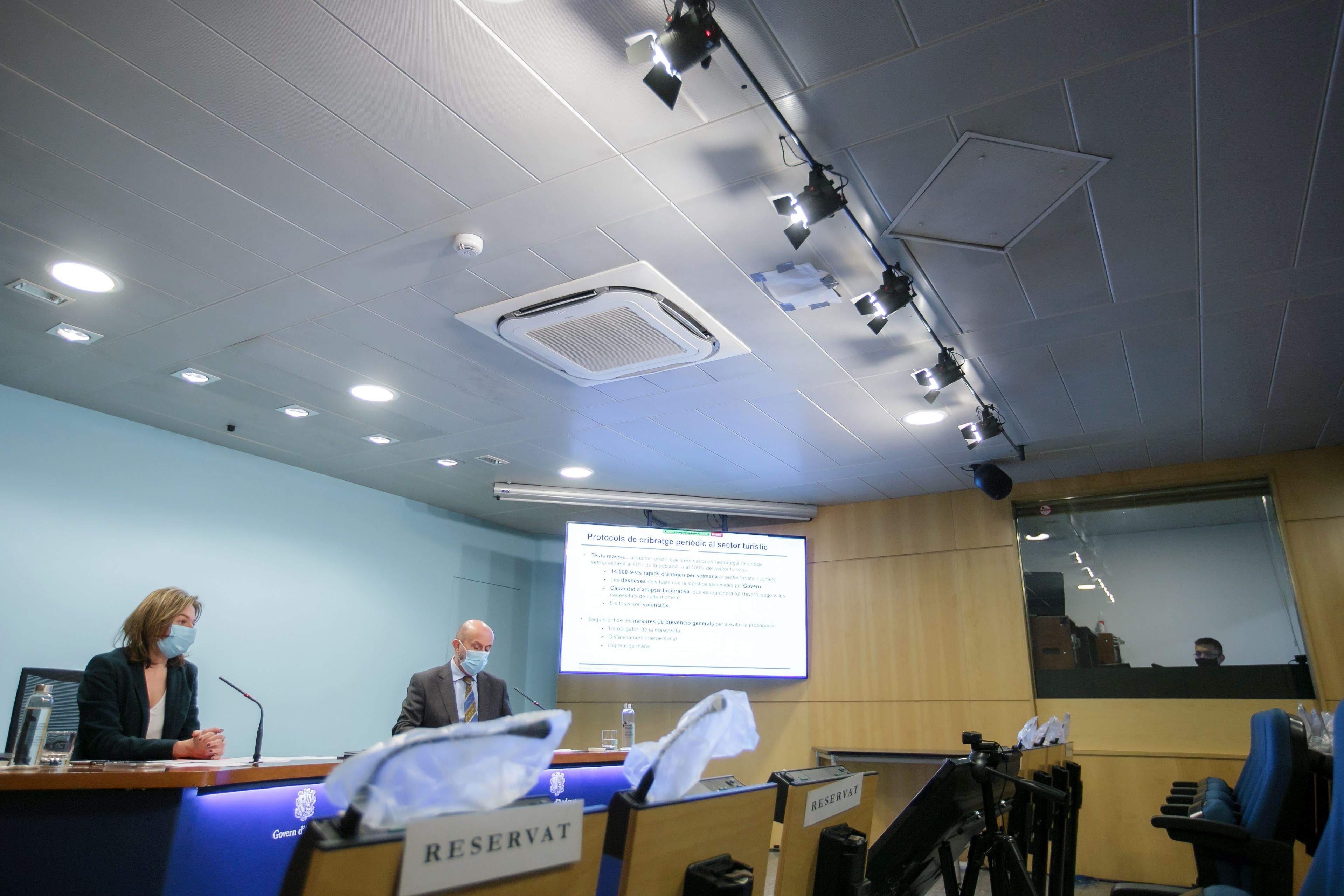 Verònica Canals i Joan Martínez Benazet explicant l'estratègia turística.