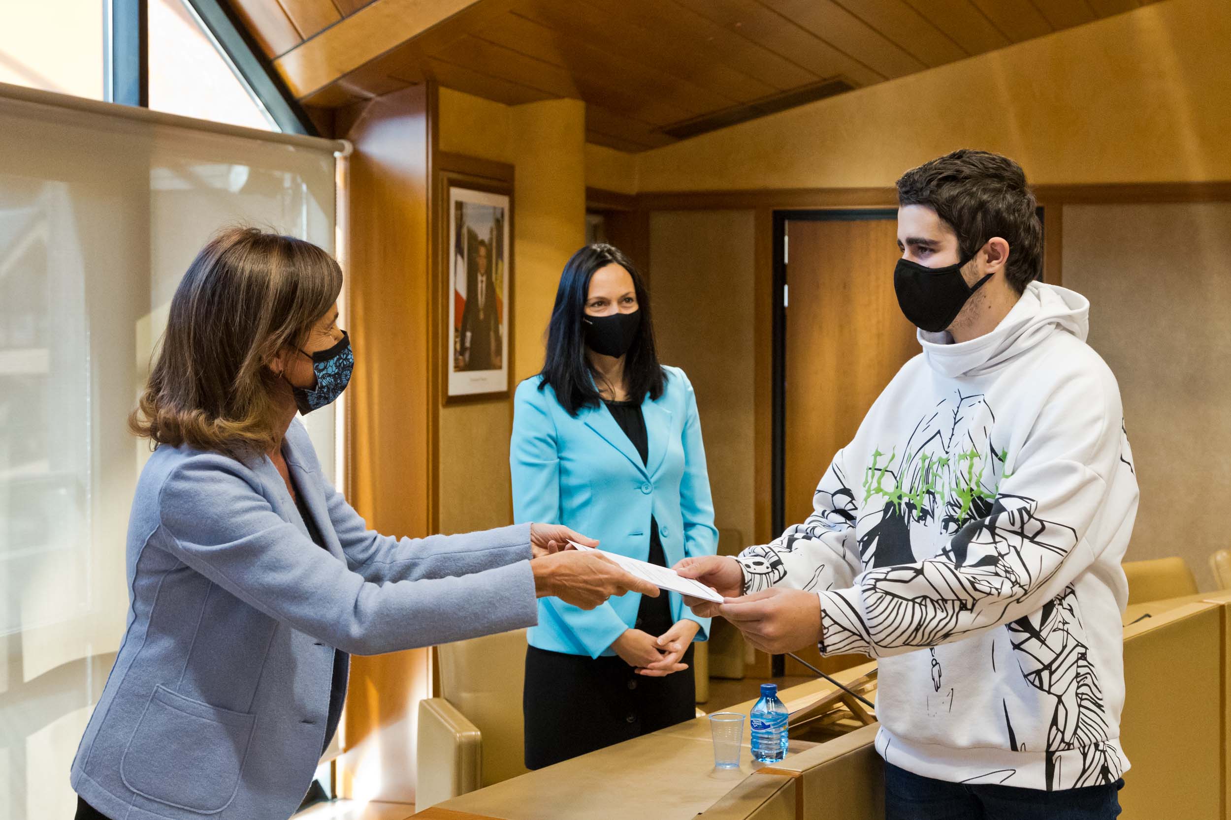 Julià Roger recull el diploma de graduat del curs.