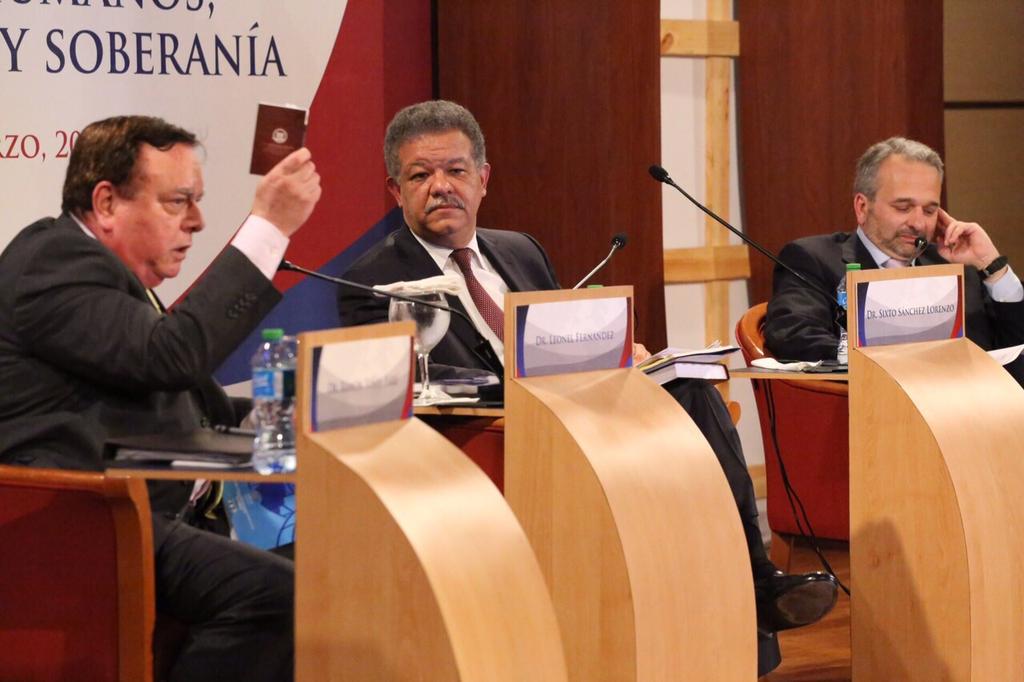 Ramon Viñas (esquerra) en un debat.