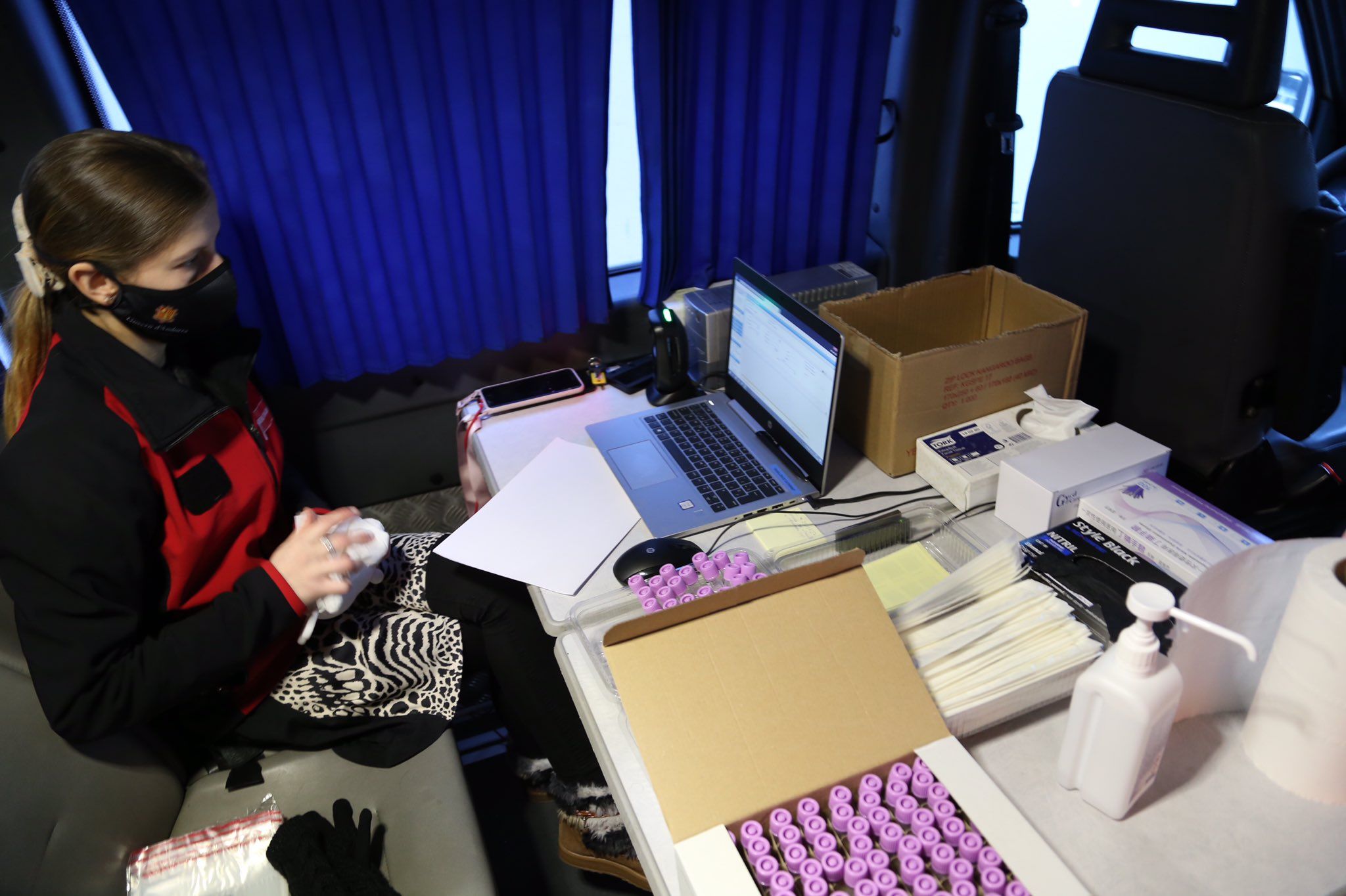 Una infermera a l'‘stop lab’ de Sant Julià aquest dissabte.