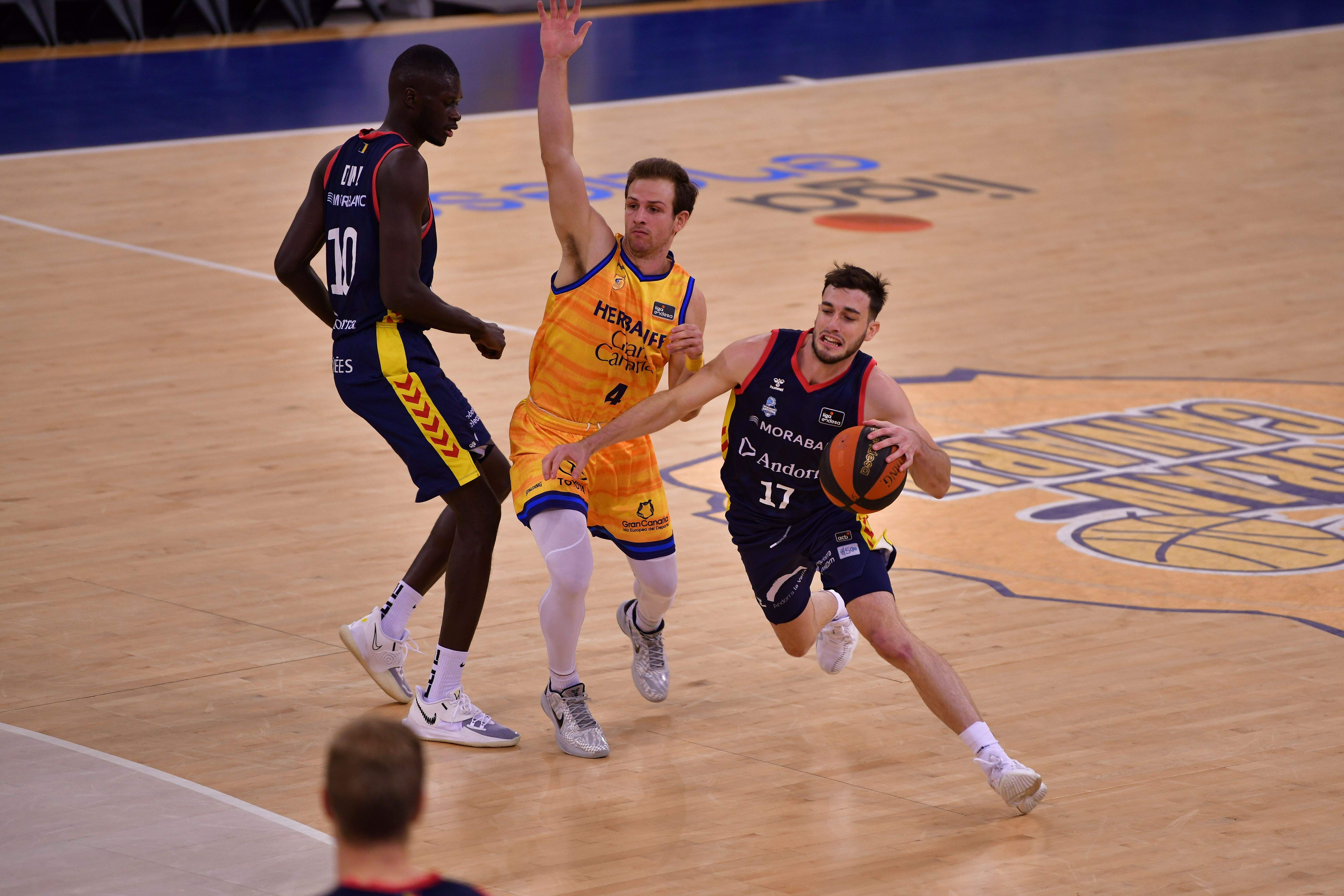 Sergi Garcia supera Frankie Ferrari blocat per Malik Dime.