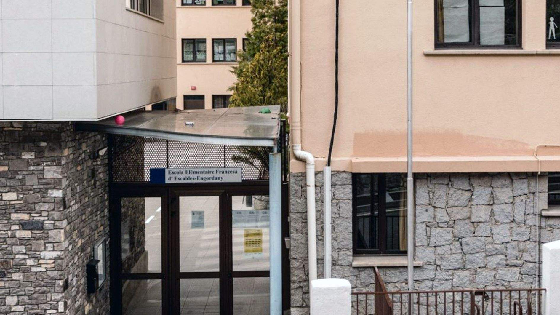 Una imatge d'un dels accessos a l'Escola francesa d'Escaldes.