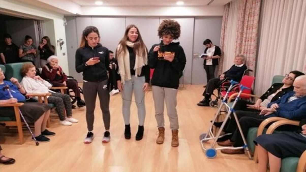 Un dels enregistraments pel canal de YouTube del programa 'Jove voluntariat lector'.