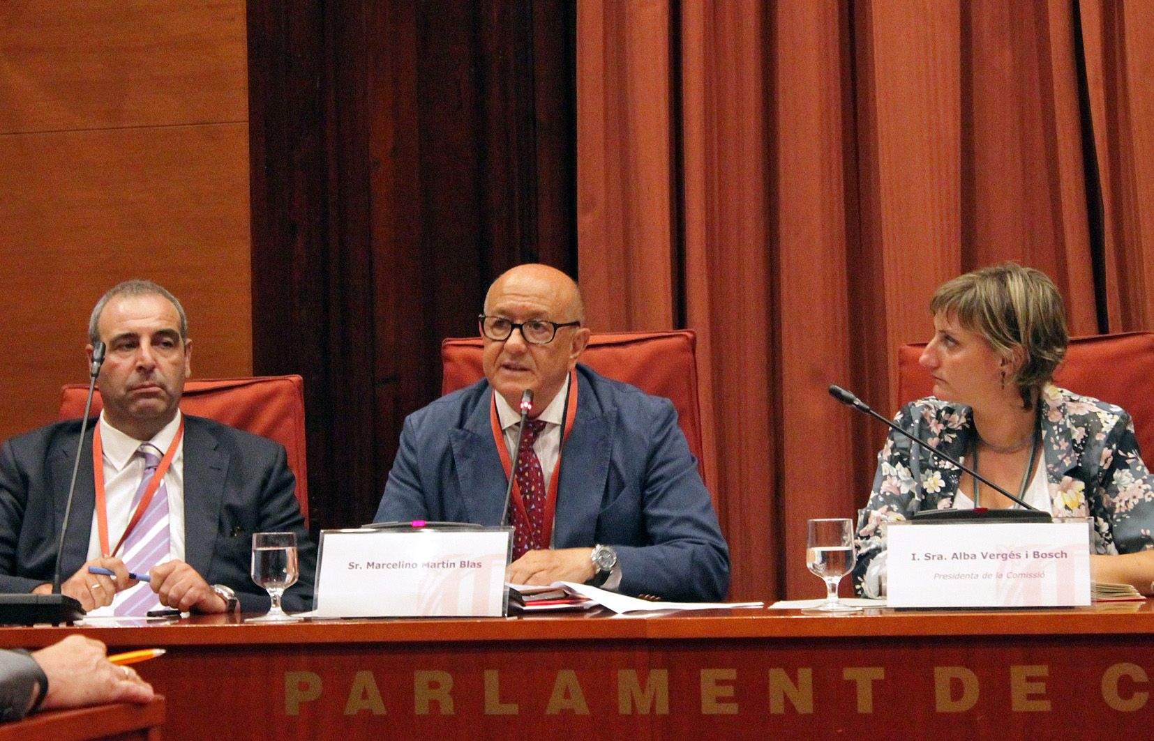 Martín Blas, al centre, en comparèixer el 2017 al Parlament de Catalunya.
