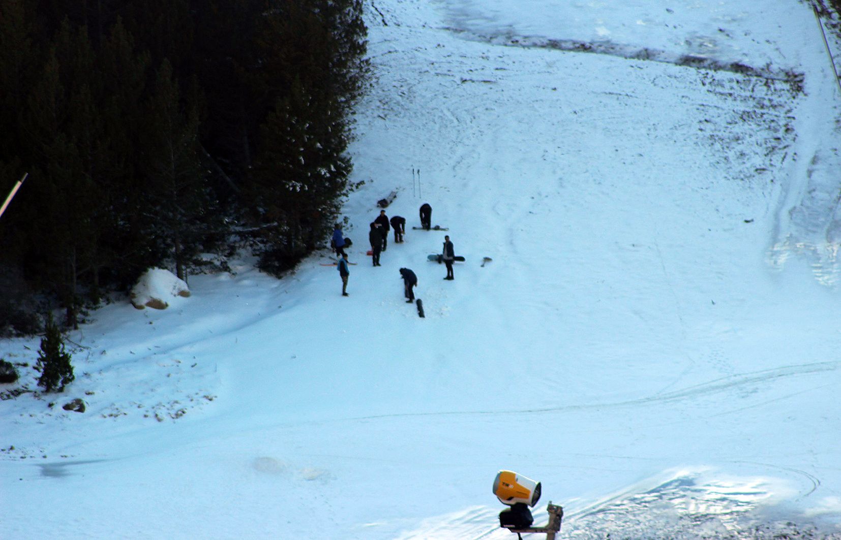 Els 'snowboarders' improvisats a primera hora d'aquesta tarda a la zona del Peretol.