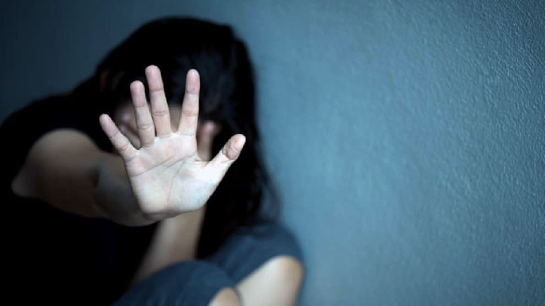 Imatge simulada d'una adolescent demanant que s'aturi una agressió. Imatge simulada d'una adolescent demanant que s'aturi una agressió.