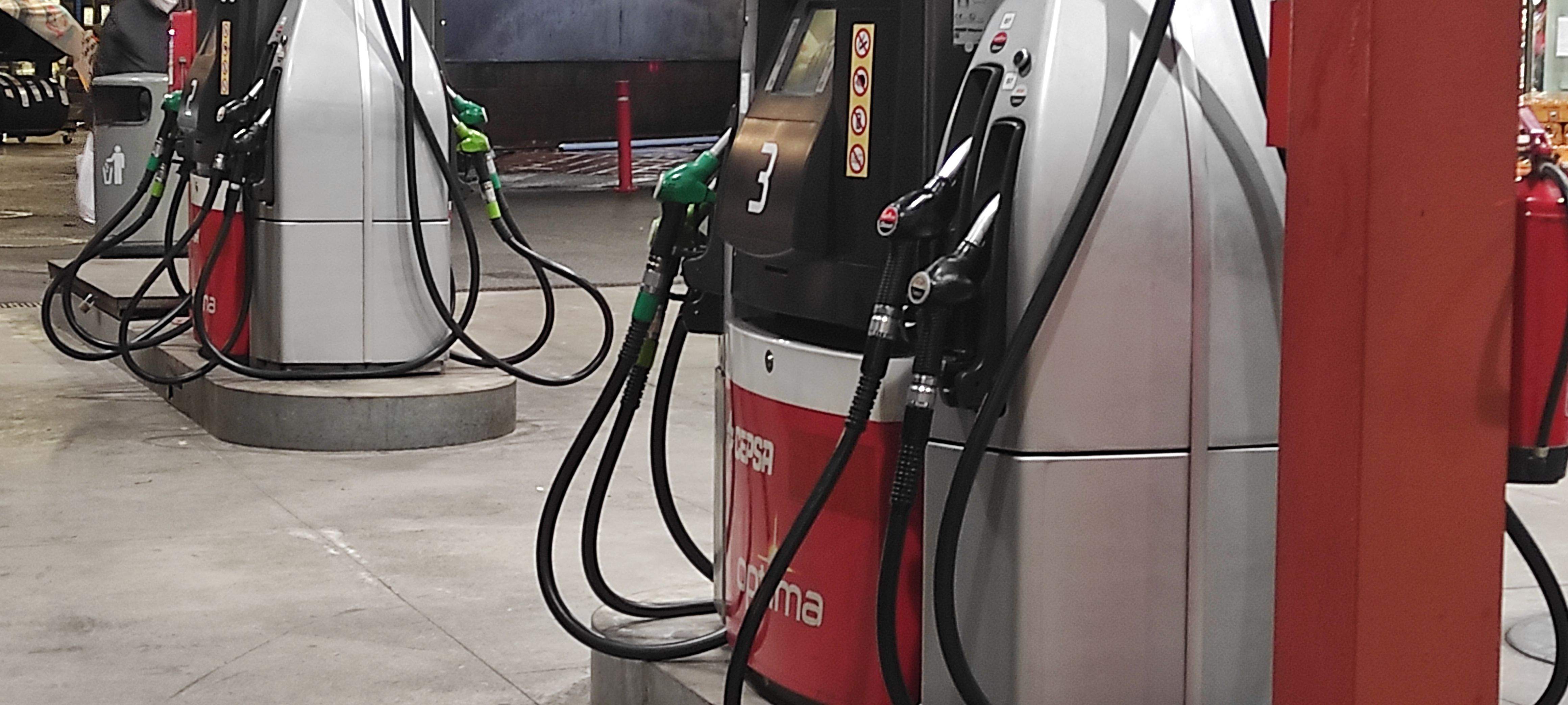 Sortidors de benzina en una gasolinera del Principat.