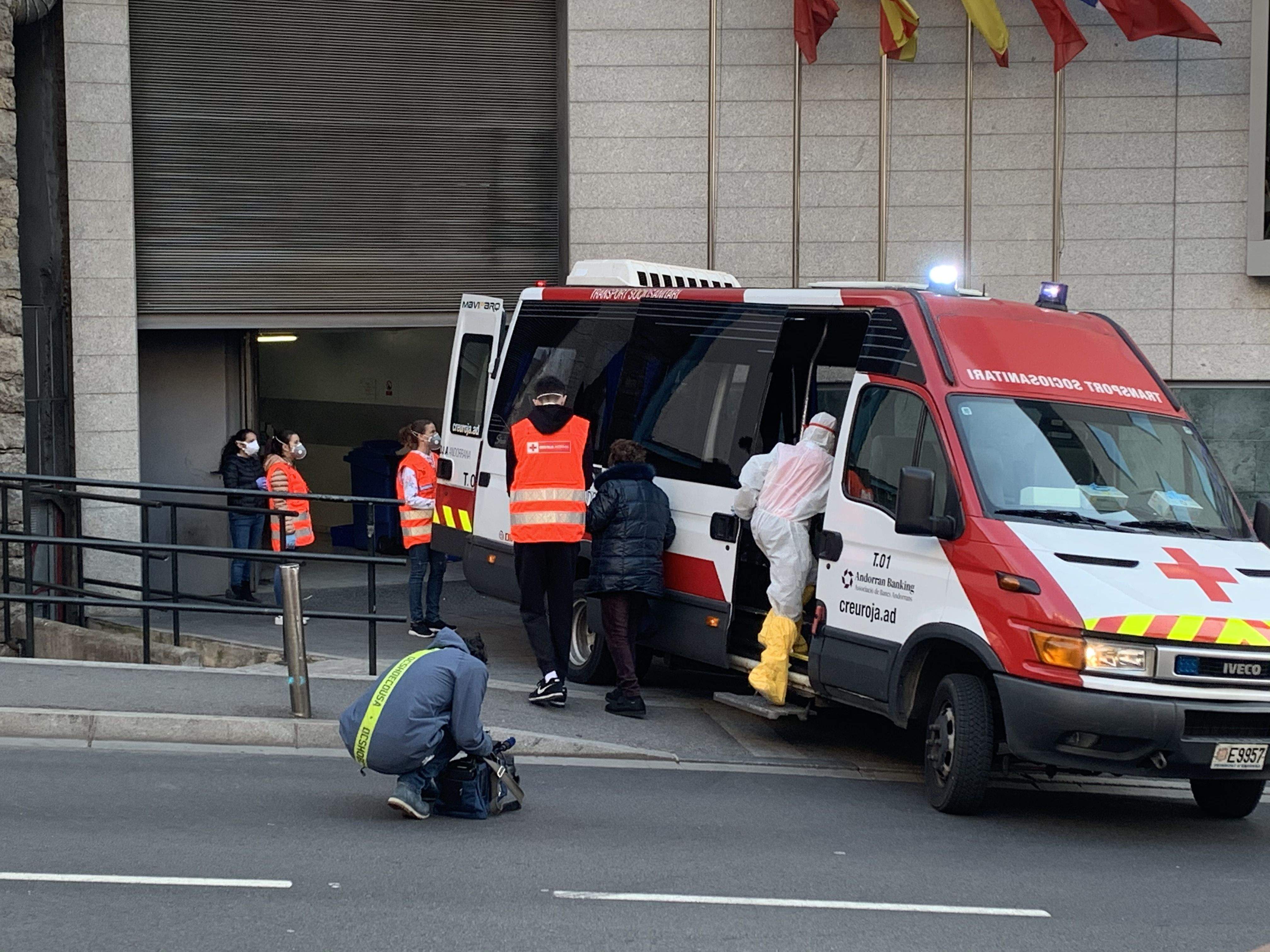 Trasllat de padrins cap a un dispositiu hoteler durant la primera onada.