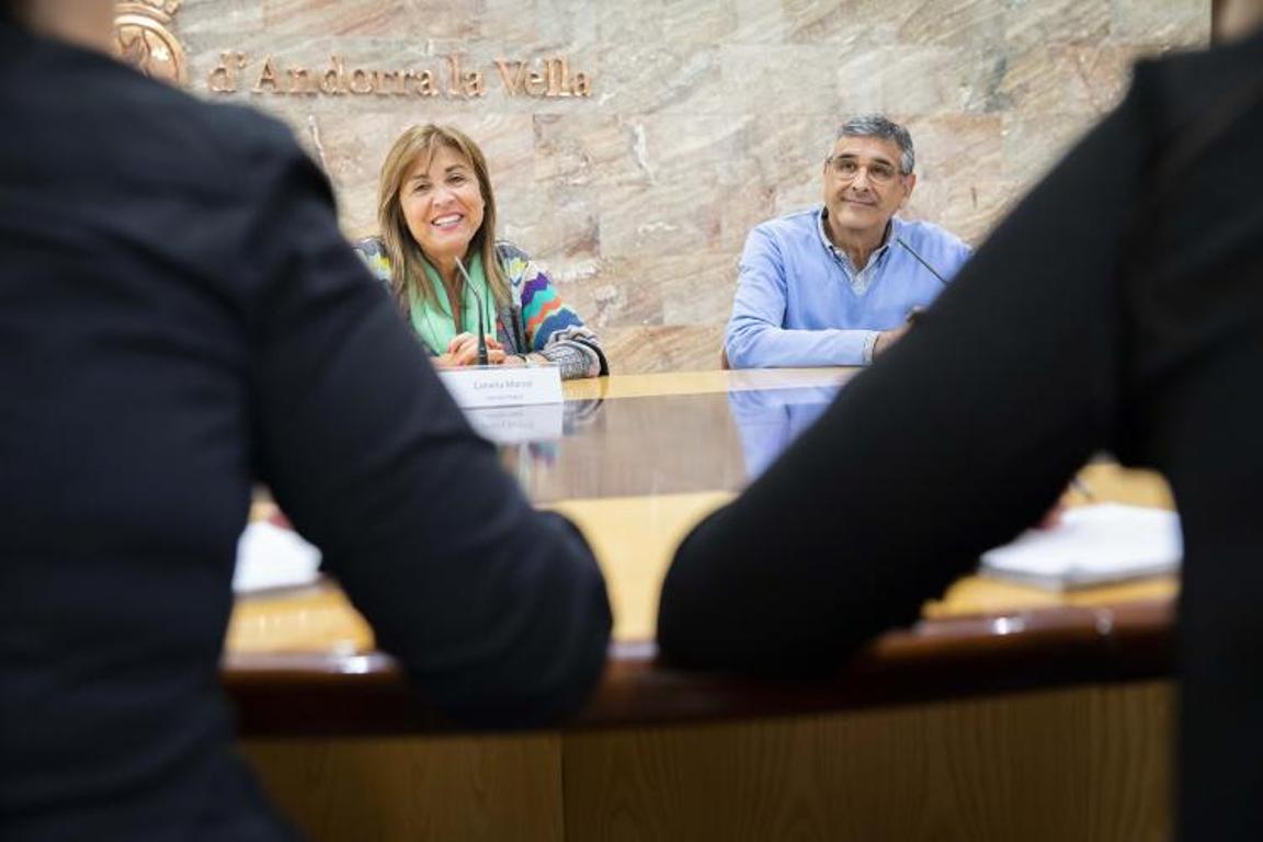La cònsol Conxita Marsol i Turi Riberaygua, propietari de la col·lecció de  bicicletes.