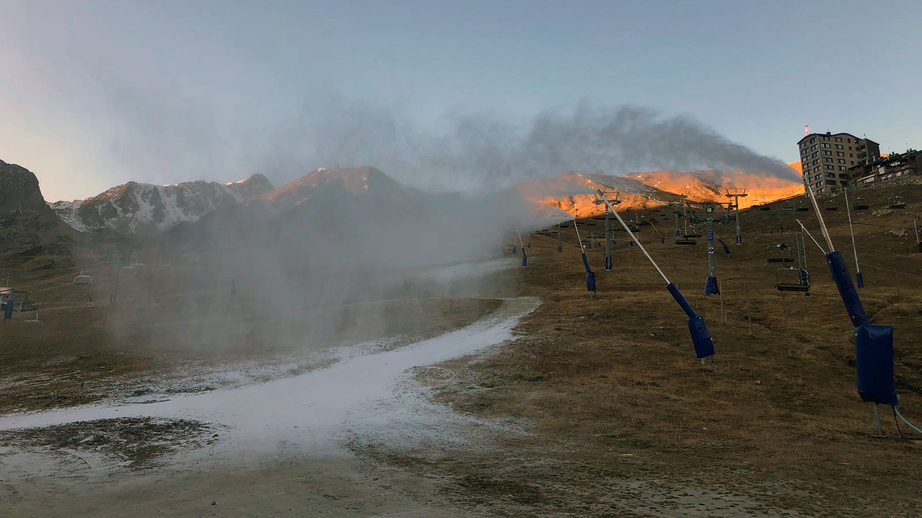 Canons artificials en marxa al Pas de la Casa. Canons artificials en marxa al Pas de la Casa.