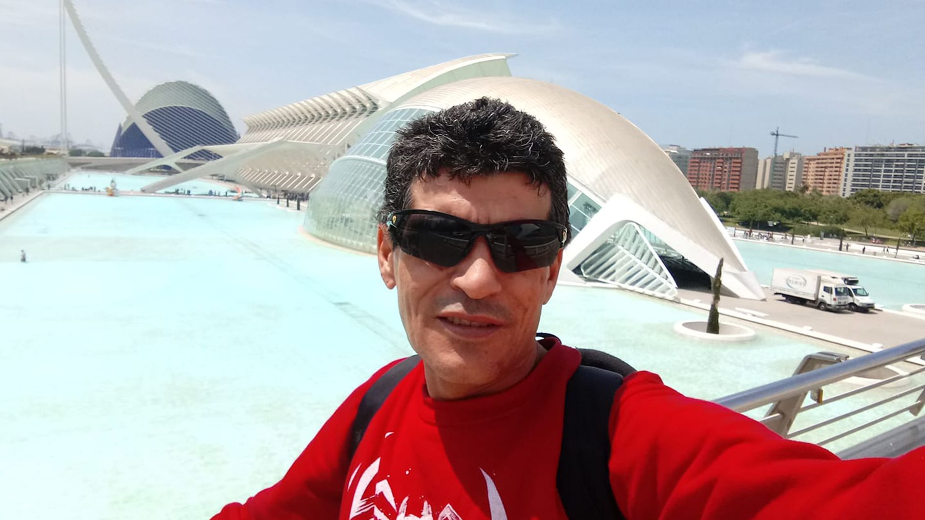 Una imatge de José Luis Tribaldos davant del complex de les Arts i les Ciències de València.