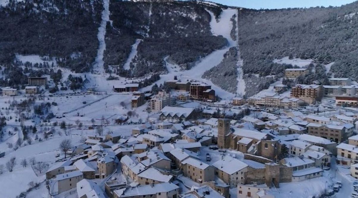 Vista del poble i de pistes de Les Angles.