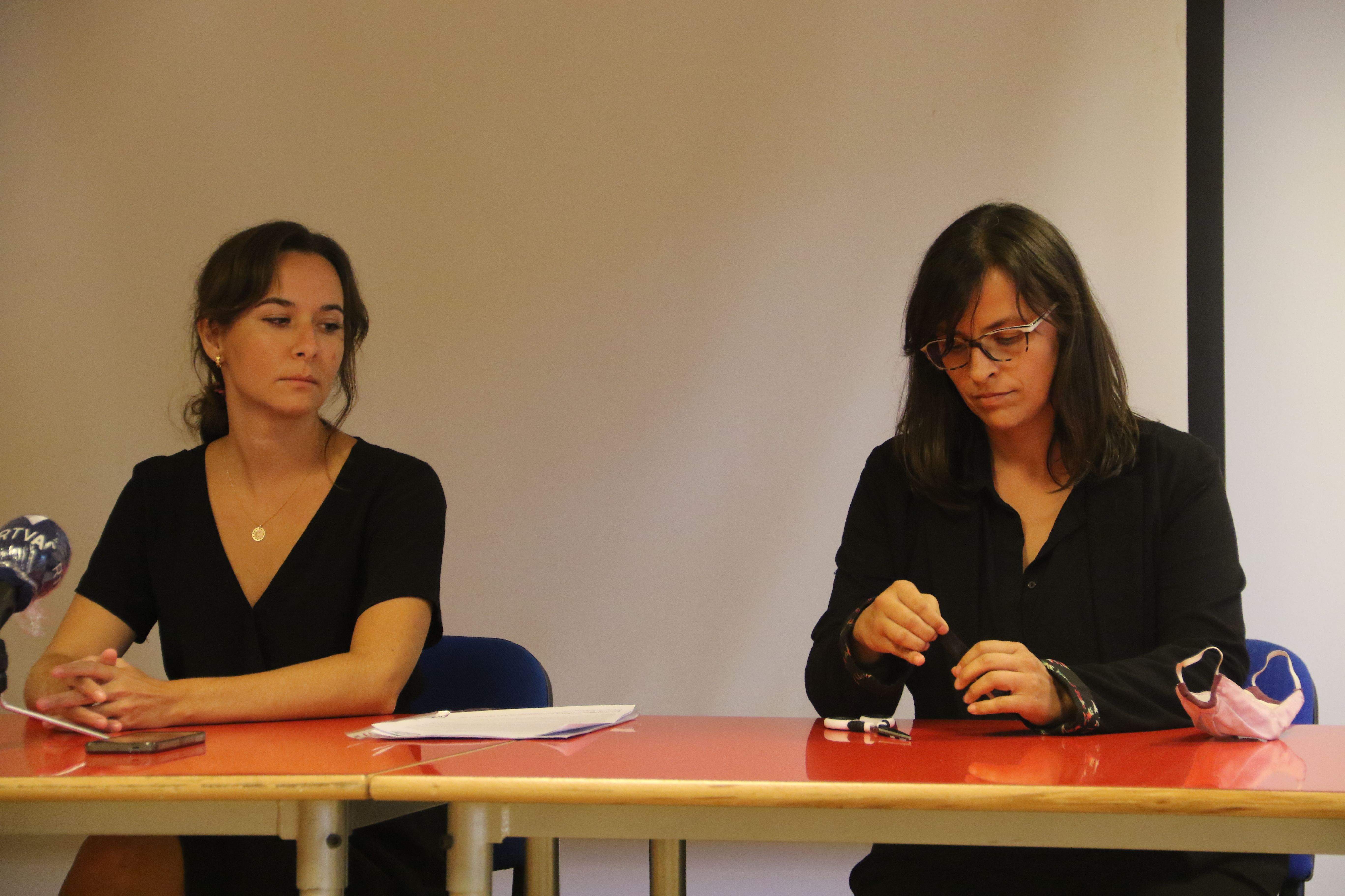 Vanessa Mendoza Cortés al costat de Clara Serra fa un parell de mesos en una compareixença.