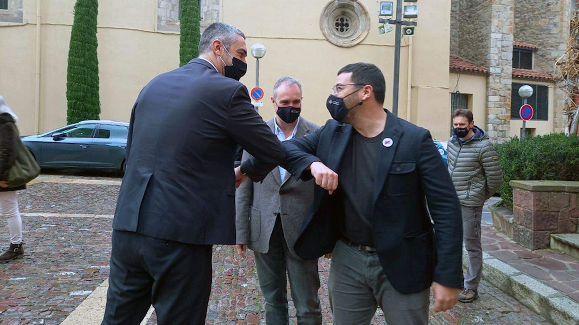 El conseller Bernat Solé saluda el tinent d'alcalde Francesc Viaplana sota l'atenta mirada de l'alcalde Jordi Fàbrega.