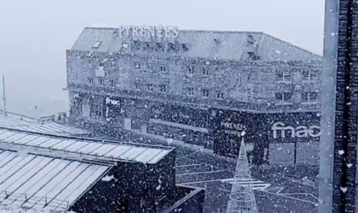 La neu caient al centre del Pas.