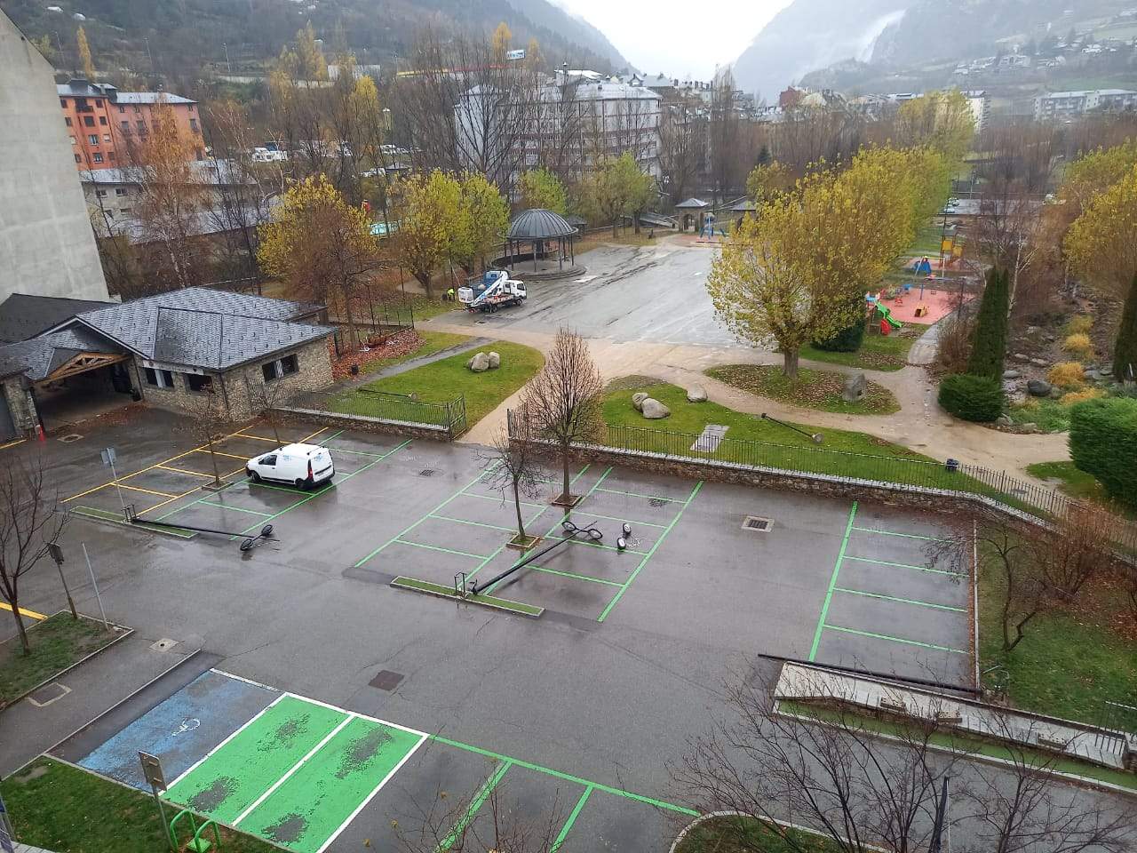 Quatre dels fanals ja tirats a terra.