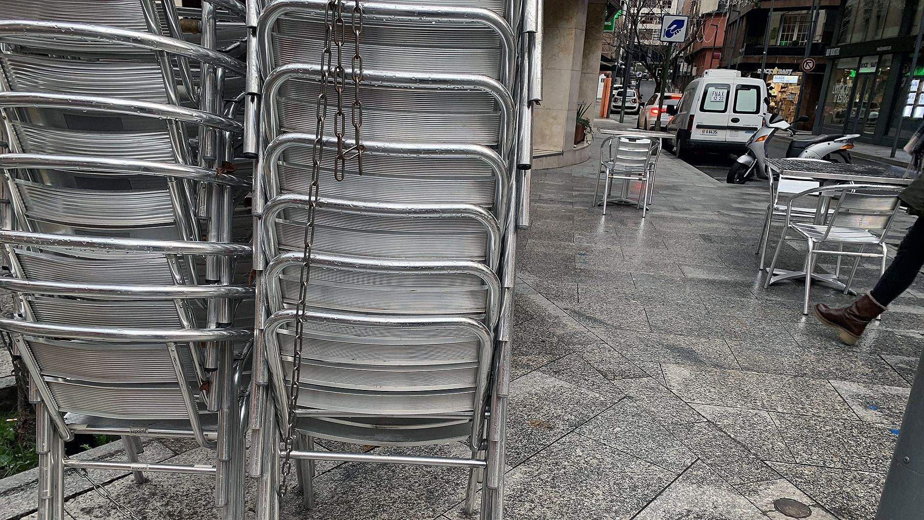 Cadires plegades en la terrassa d'un bar.