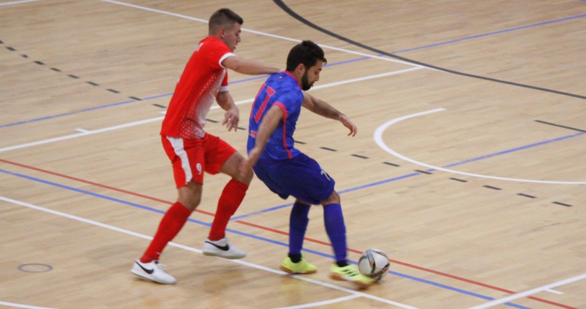 Un jugador del Sideco intenta escapolir-se del marcatge durant el partit d'aquest dissabte.