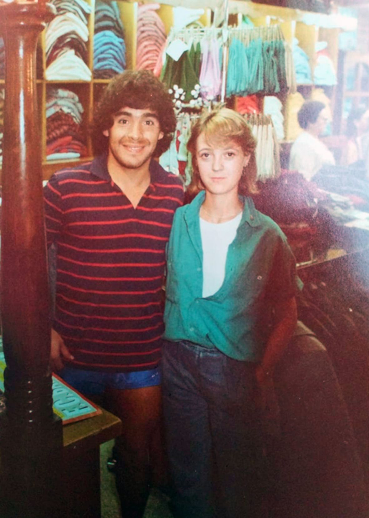 Diego Armando Maradona amb Estel·la Vilaginés, filla d'un dels propietaris de la botiga de texans. La portaveu del Sindicat, Rebeca Bonache.