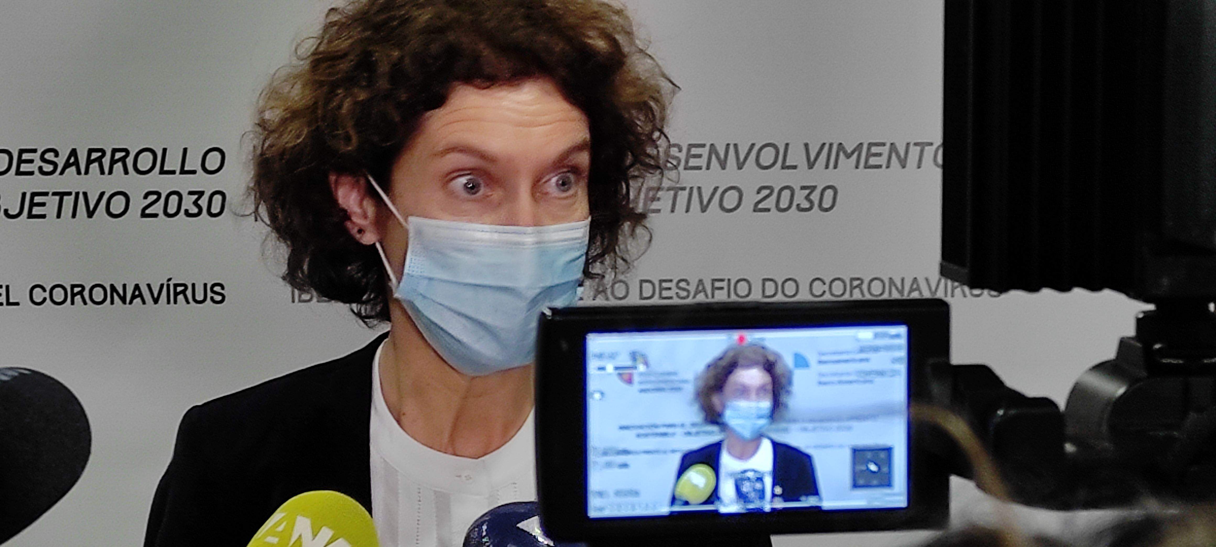 La ministra Maria Ubach fent valoracions abans de l'inici de la darrera trobada de titulars d'Exteriors.